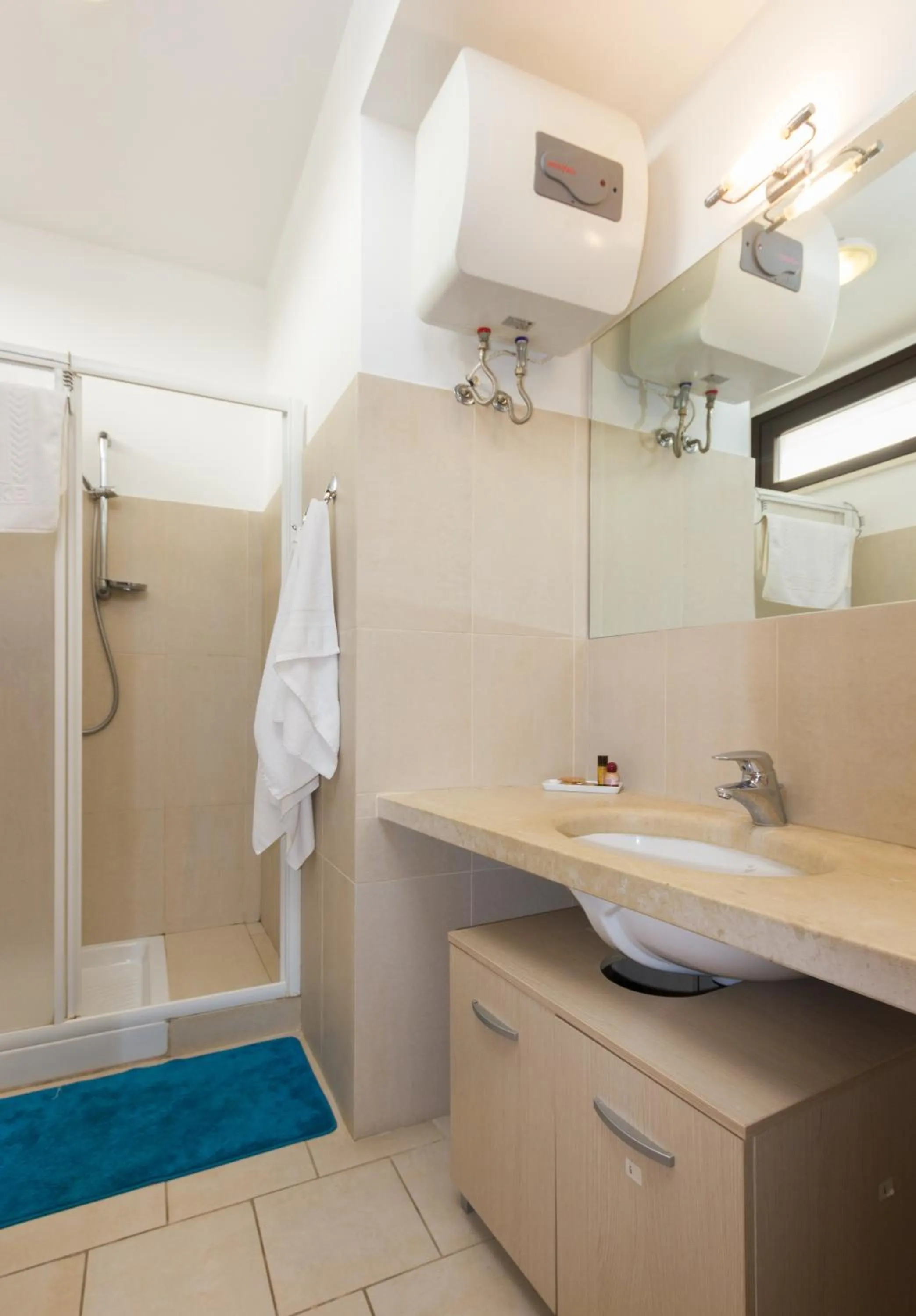 Shower in Kamena Residence