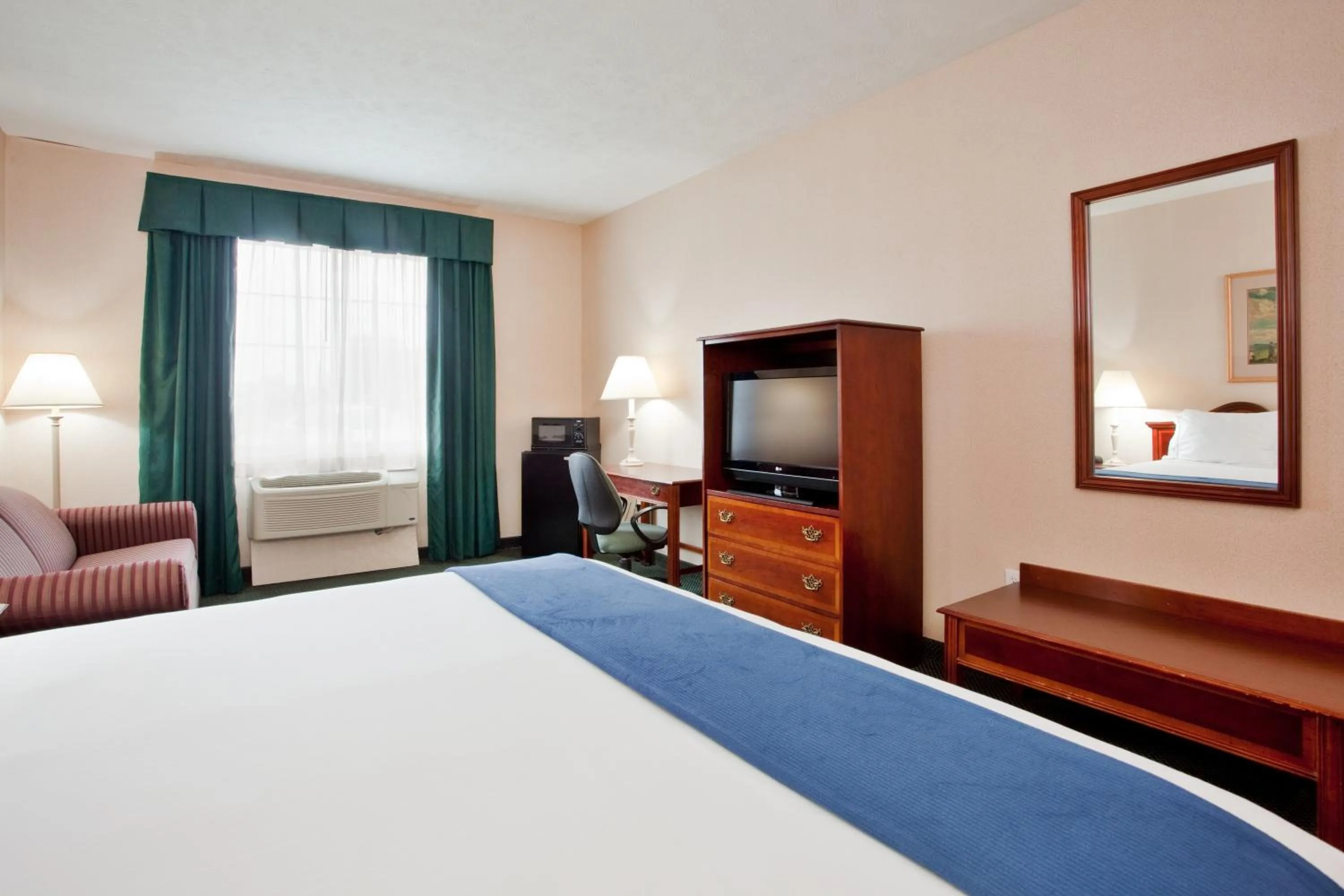 TV and multimedia in Quality Inn Kilmarnock