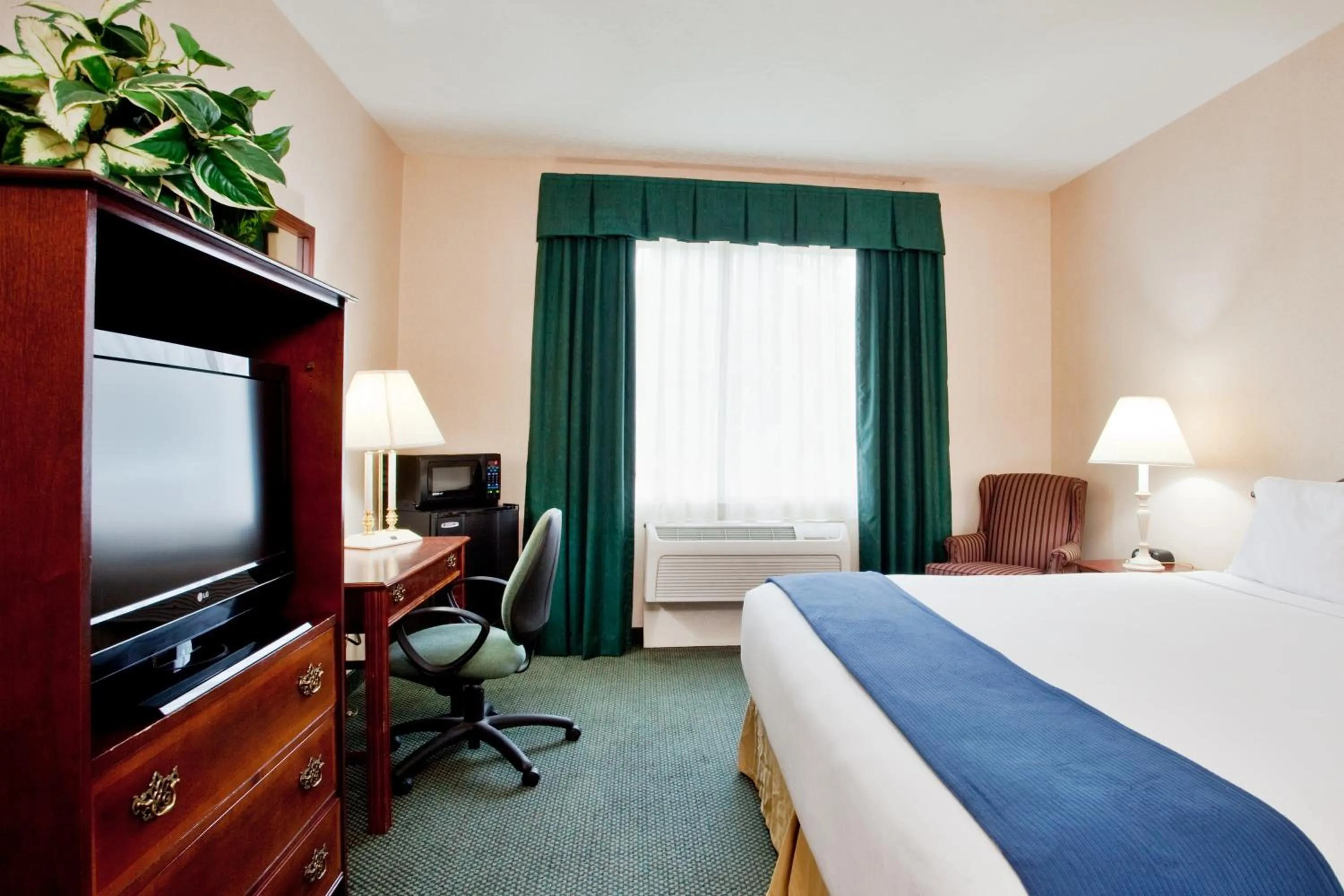 Photo of the whole room in Quality Inn Kilmarnock