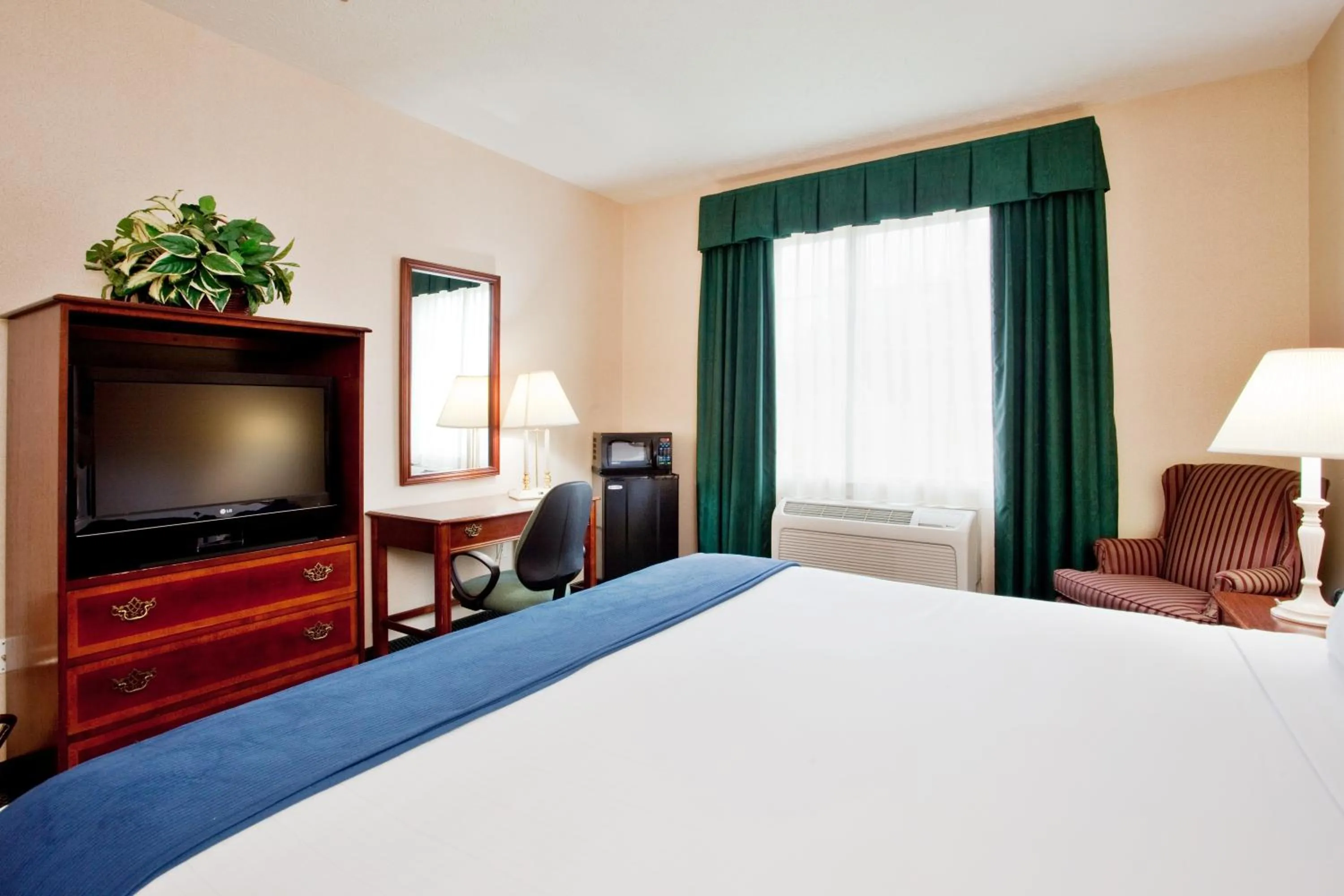 Bed in Quality Inn Kilmarnock