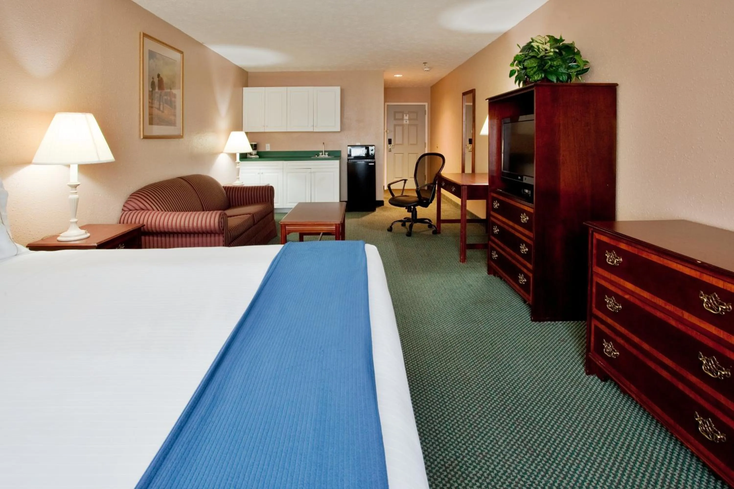 Photo of the whole room in Quality Inn Kilmarnock