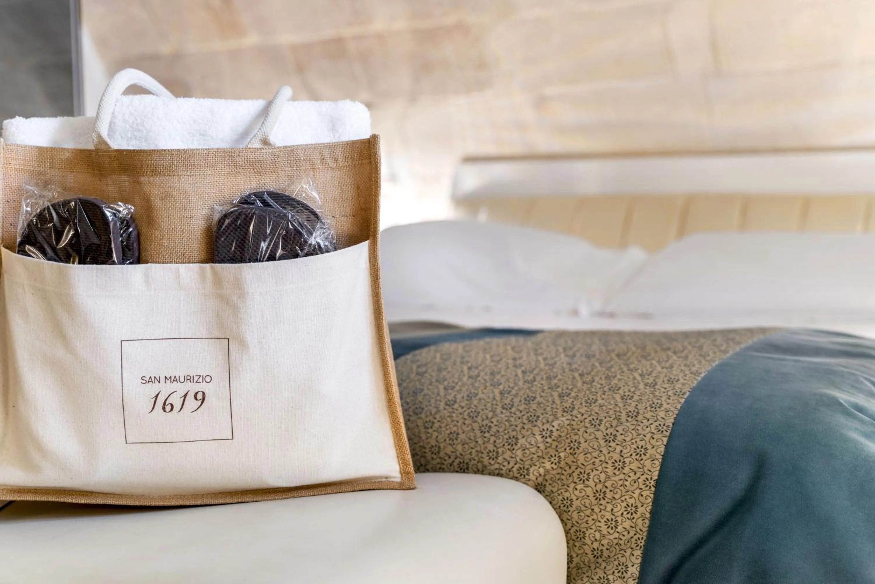 Decorative detail, Bed in Relais Antica Badia - San Maurizio 1619