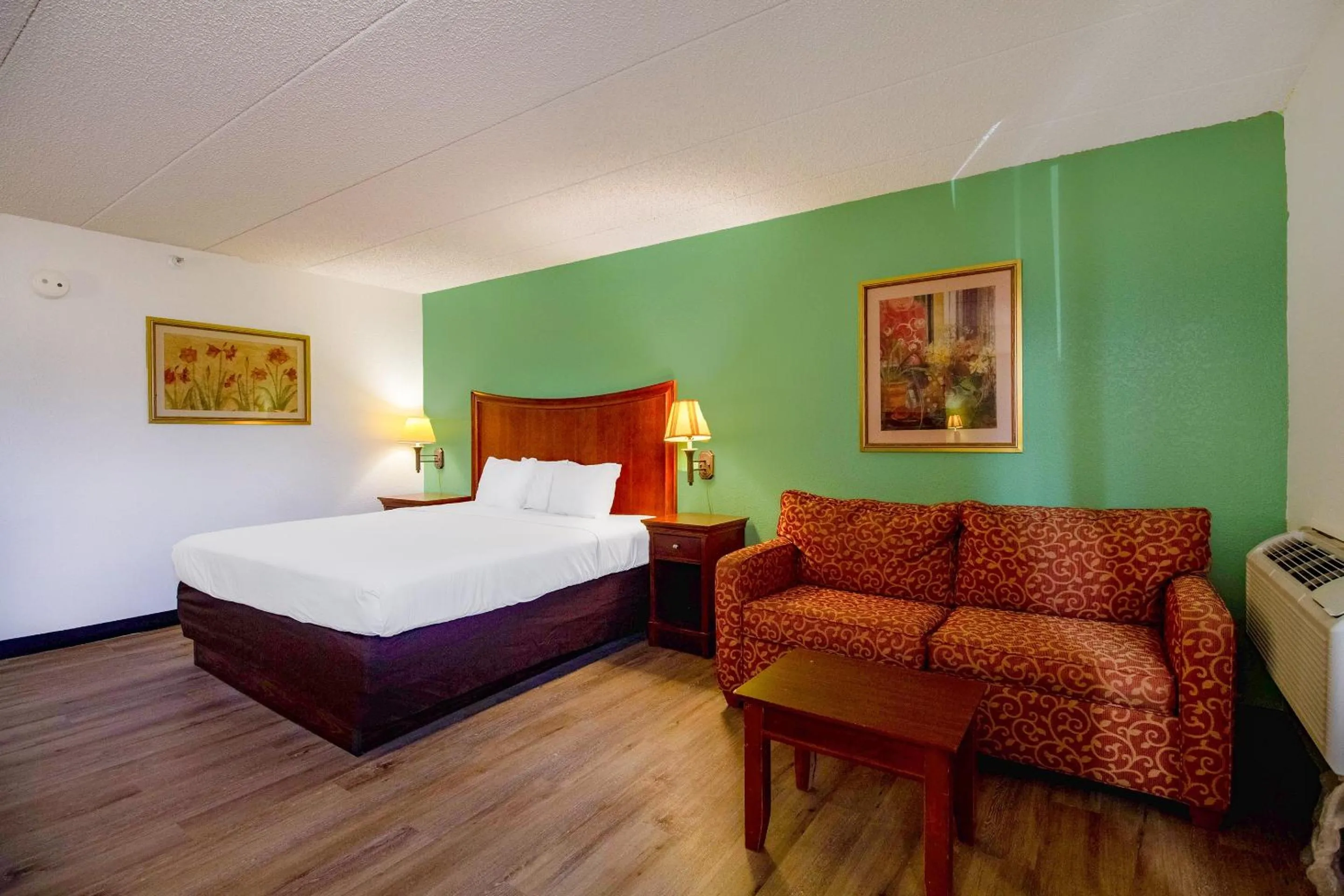 Bedroom, Bed in Tulsa Square Hotel Central, I-44 By OYO