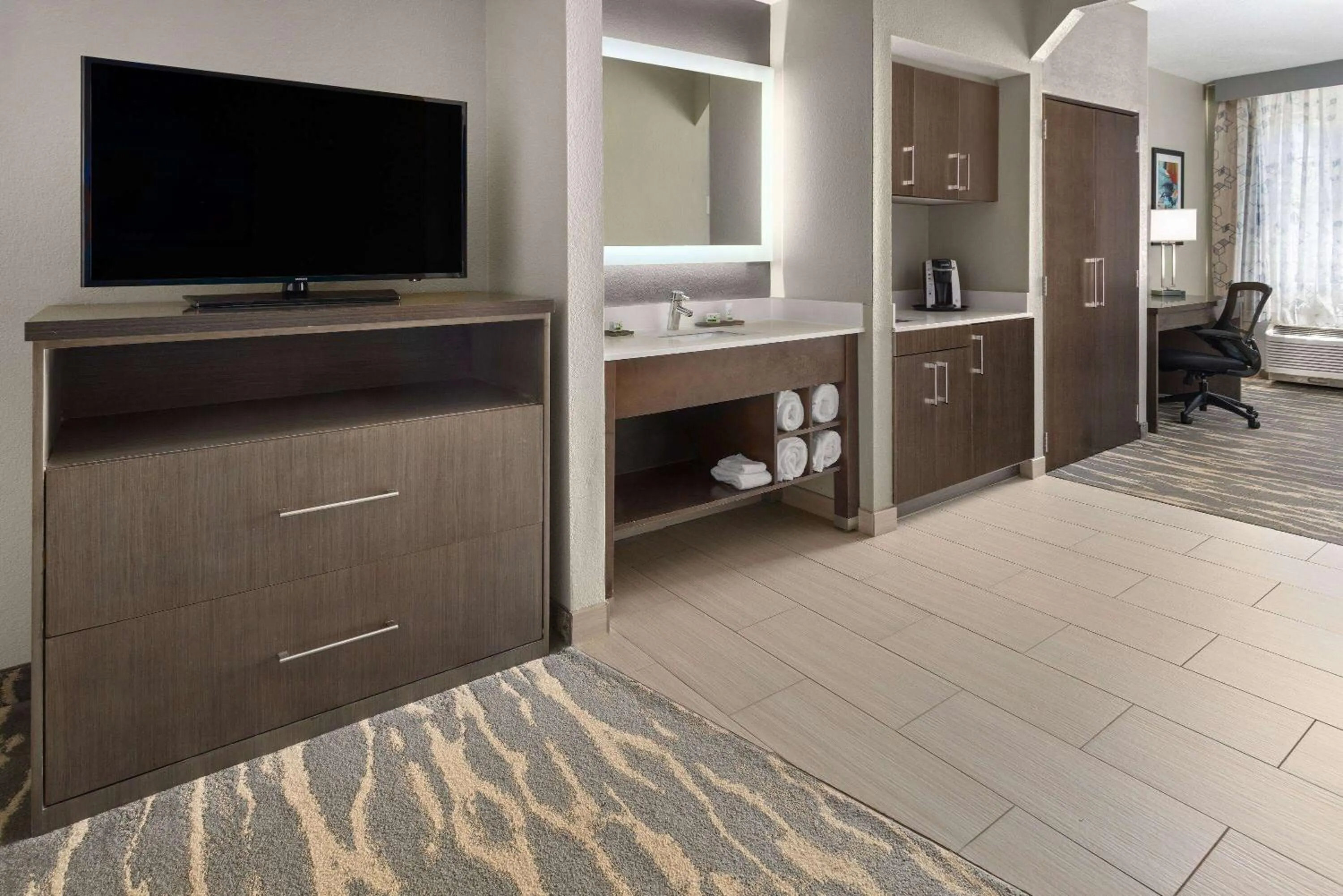 Photo of the whole room, Bed in La Quinta by Wyndham Kokomo