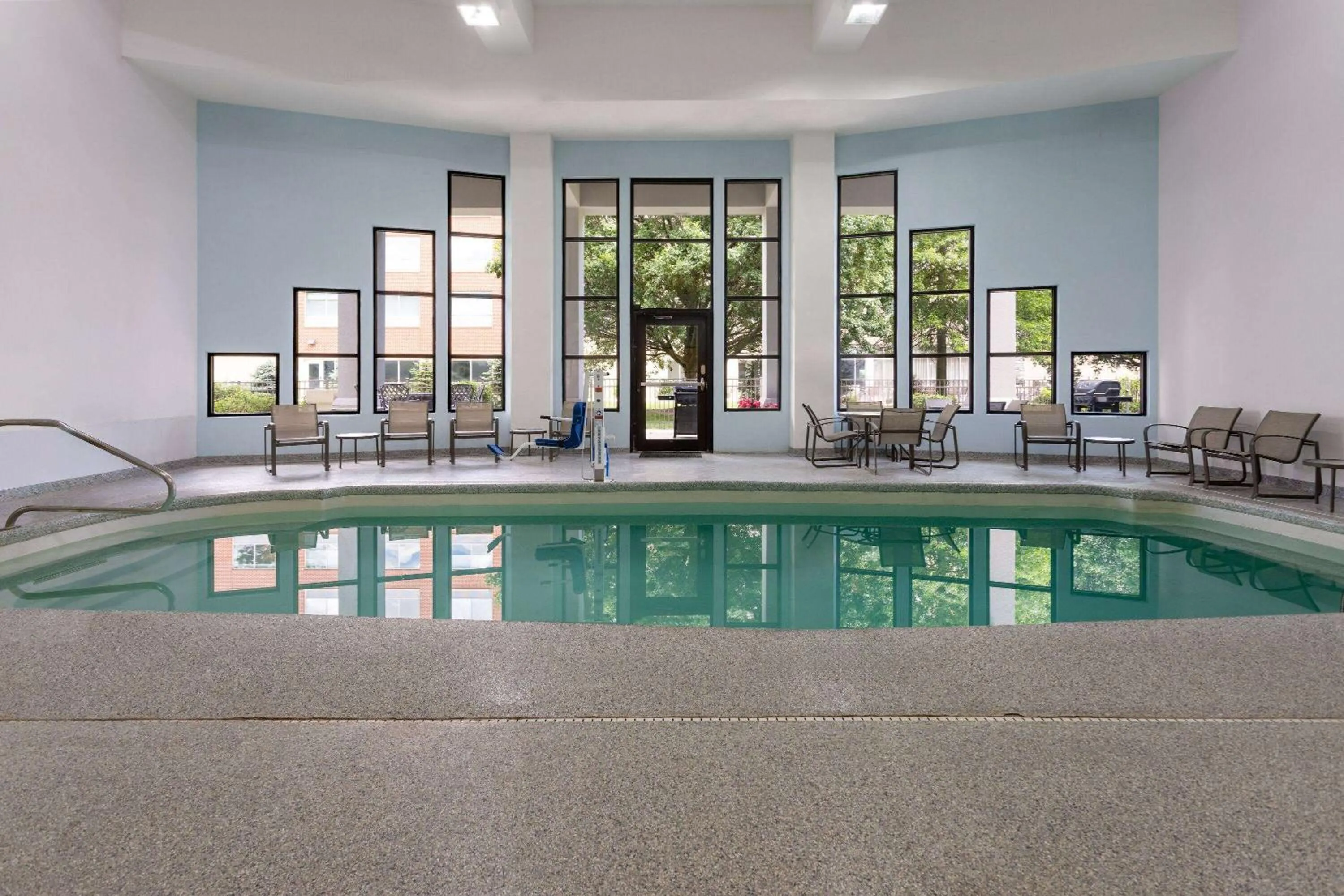 Swimming pool in La Quinta by Wyndham Kokomo