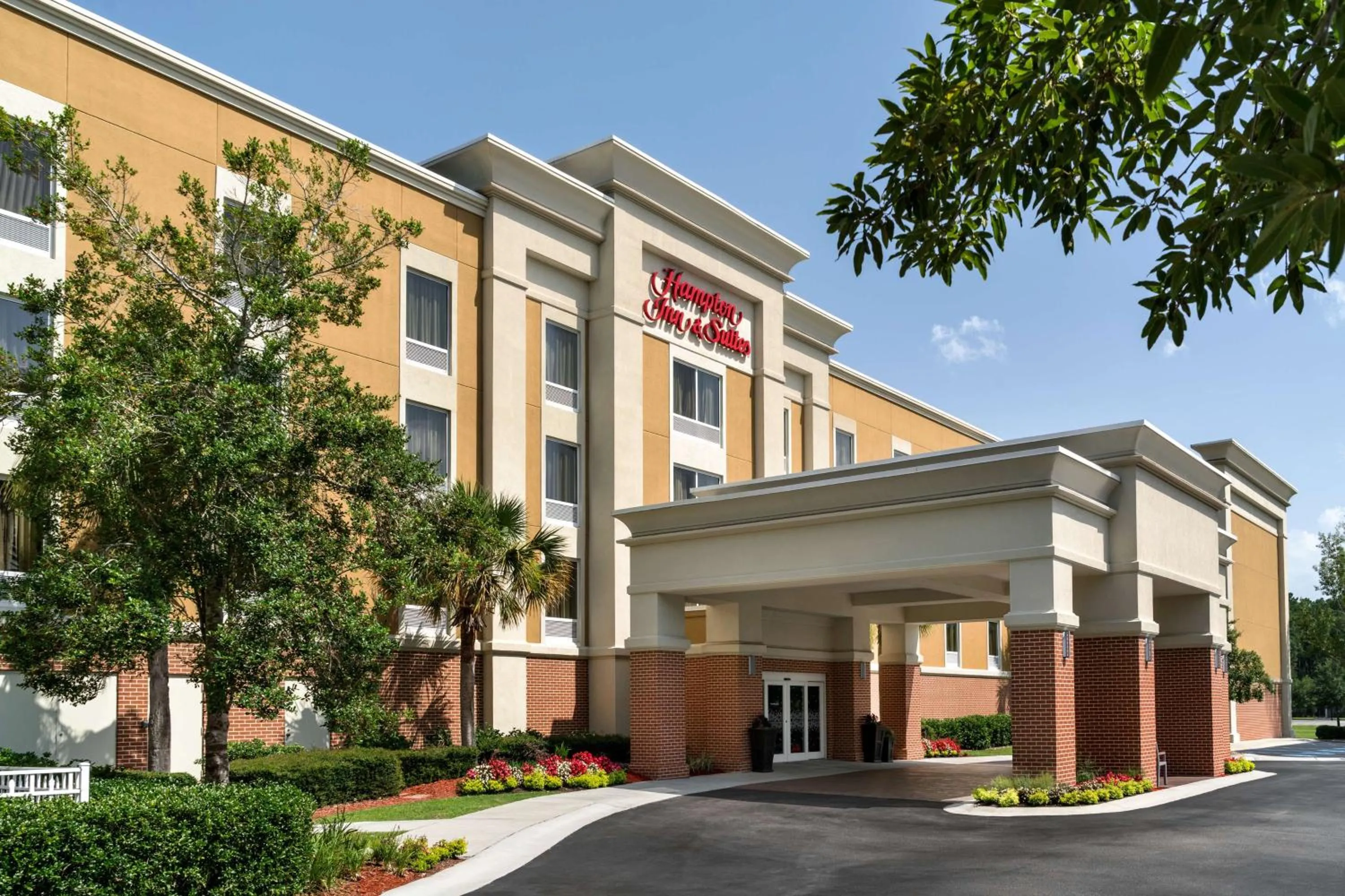 Property building in Hampton Inn & Suites Bluffton-Sun City