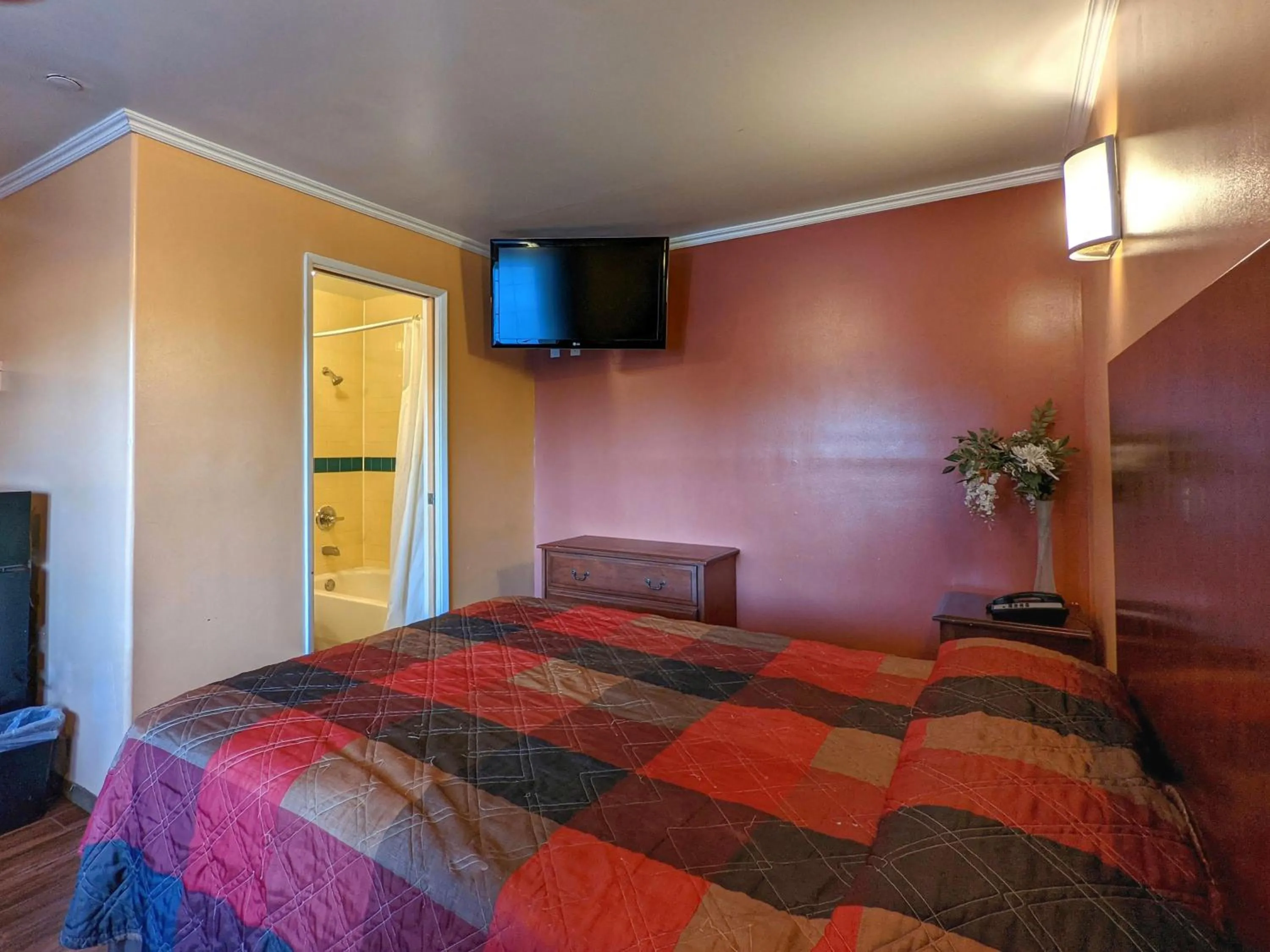 Bed in Americas Best Value Inn Oxnard-Port Hueneme