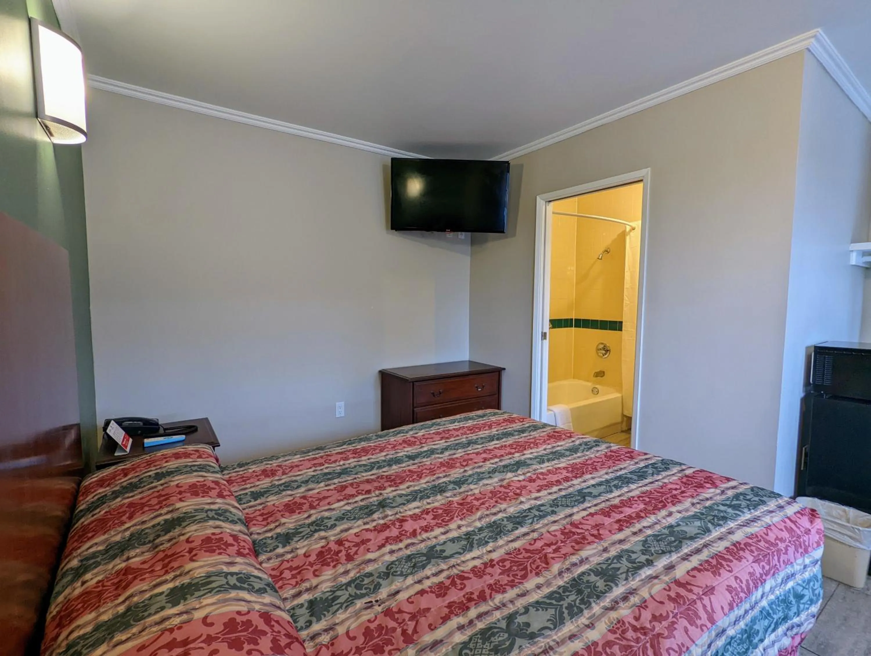 Bed in Americas Best Value Inn Oxnard-Port Hueneme