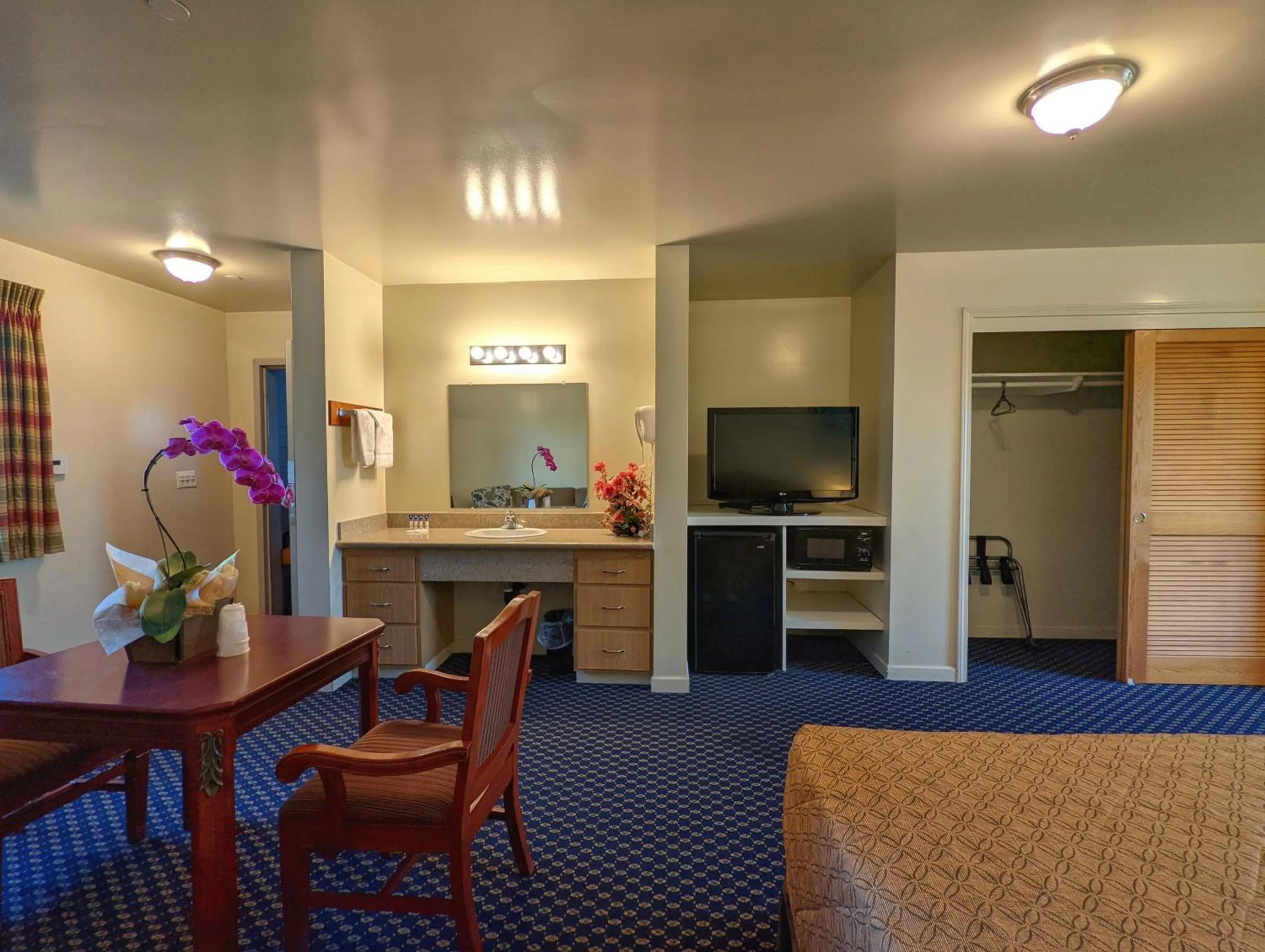 TV and multimedia in Americas Best Value Inn Oxnard-Port Hueneme