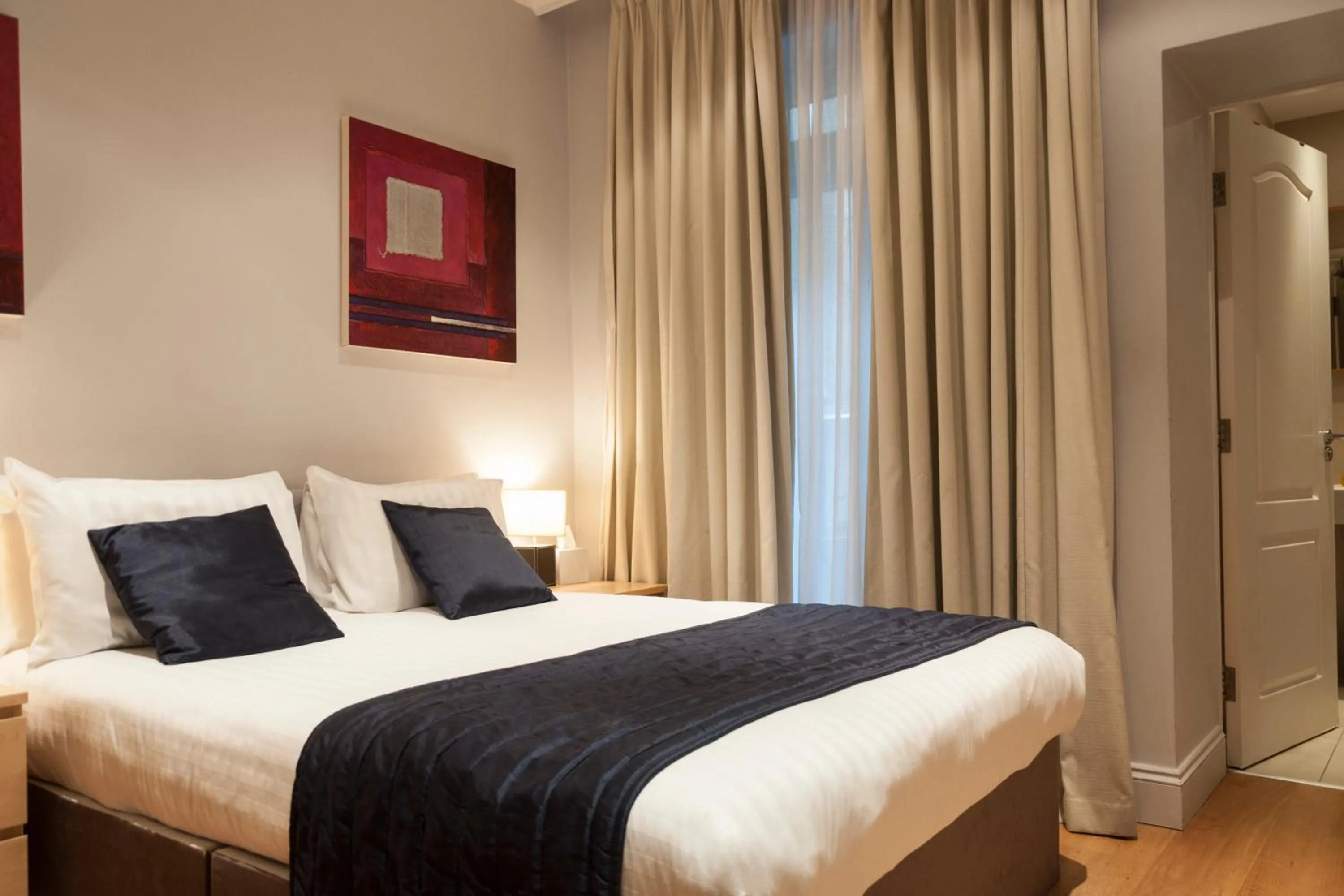 Bedroom, Bed in 12 London Street Apartments