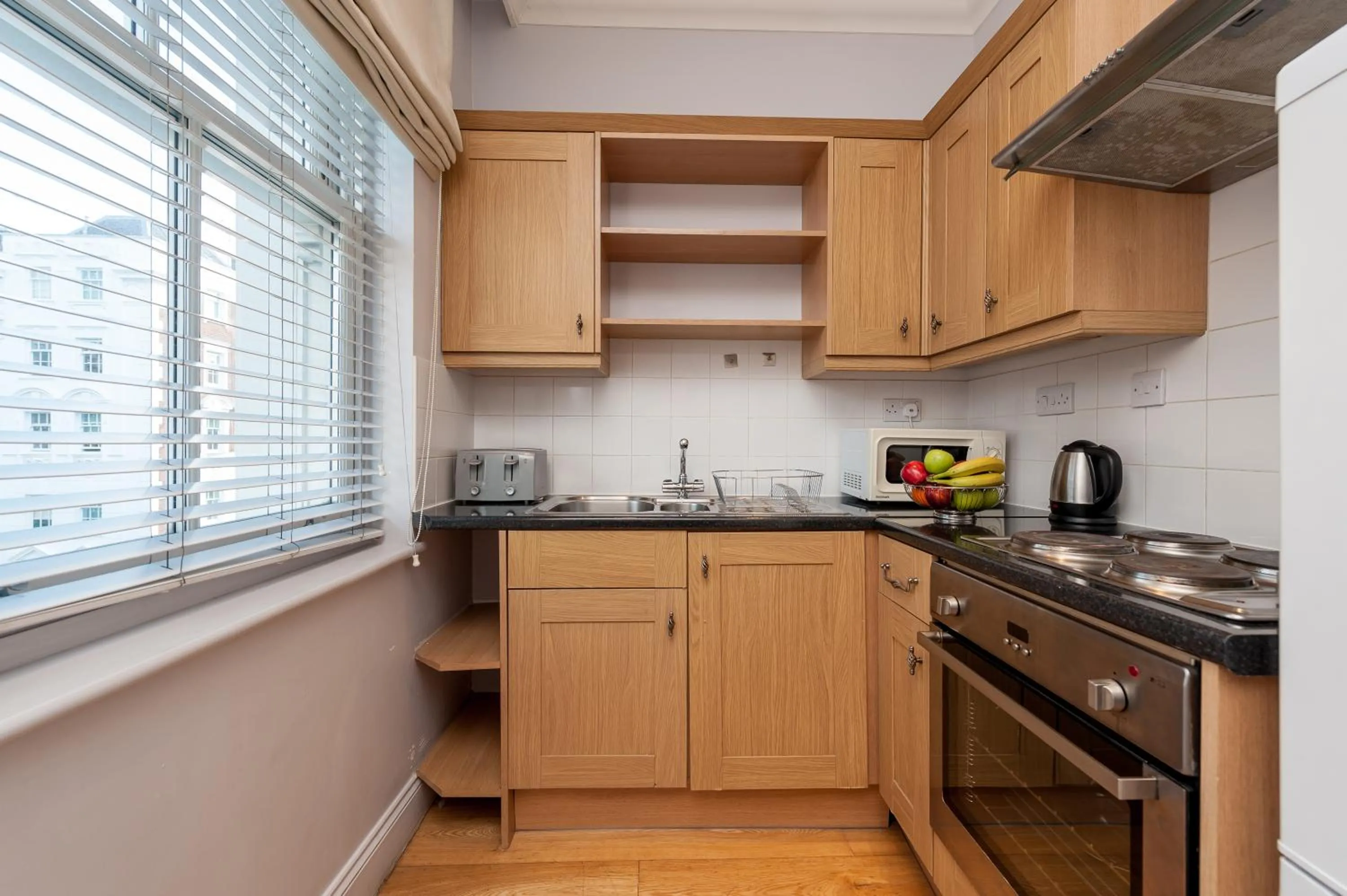 Kitchen or kitchenette in 12 London Street Apartments