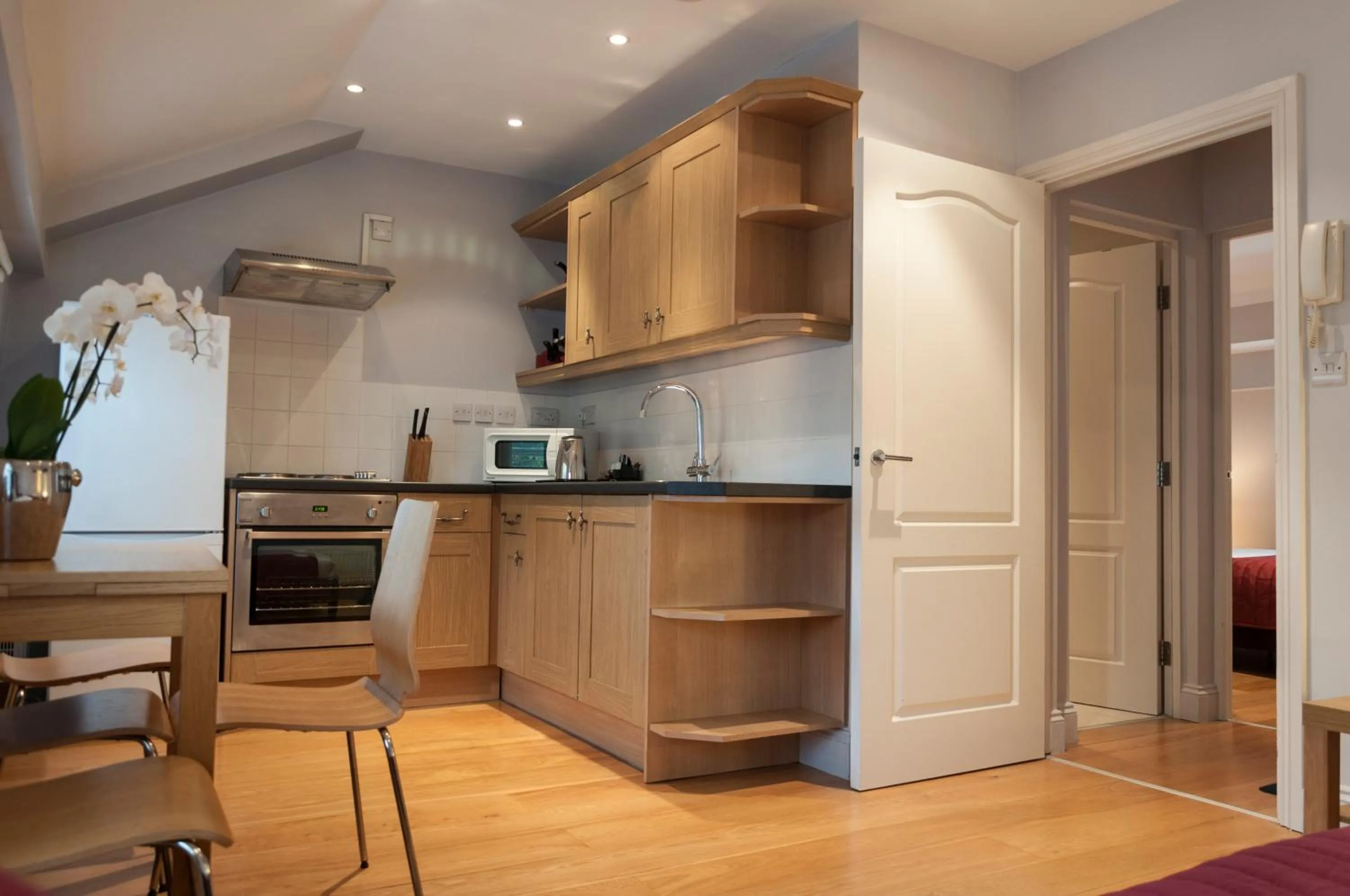 Kitchen or kitchenette in 12 London Street Apartments