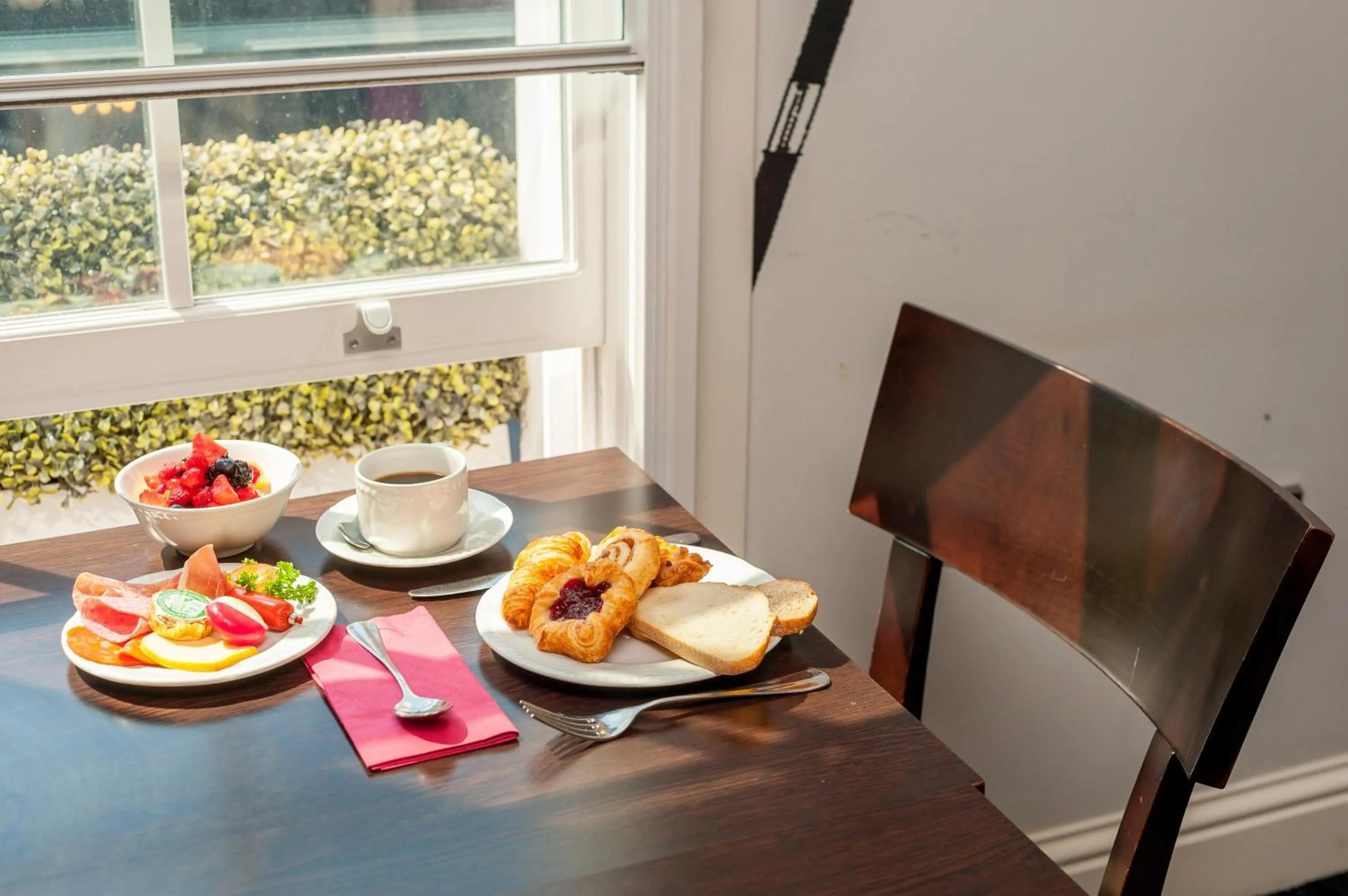 Breakfast in 12 London Street Apartments