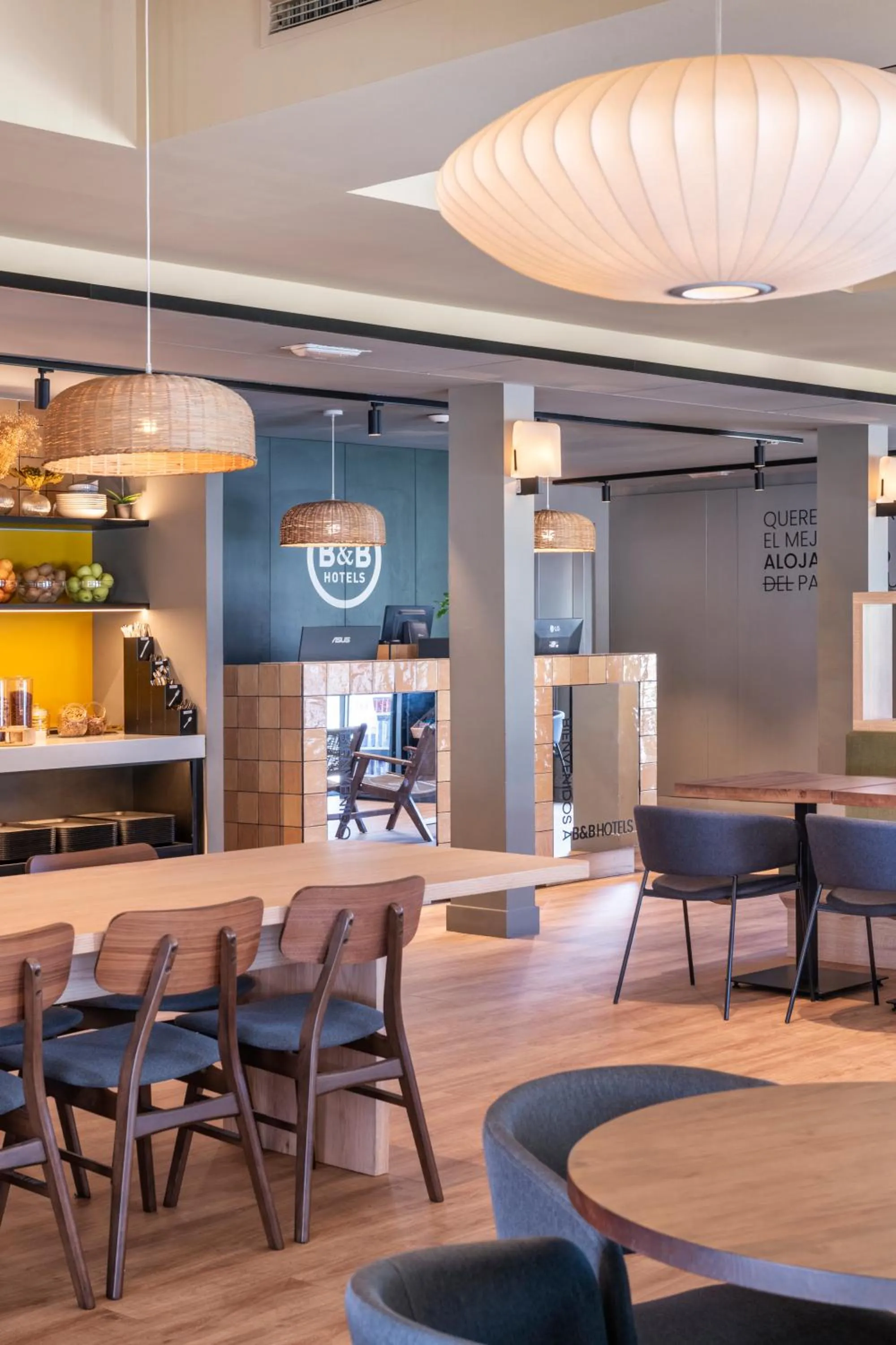 Lobby or reception in B&B HOTEL Barcelona Mollet