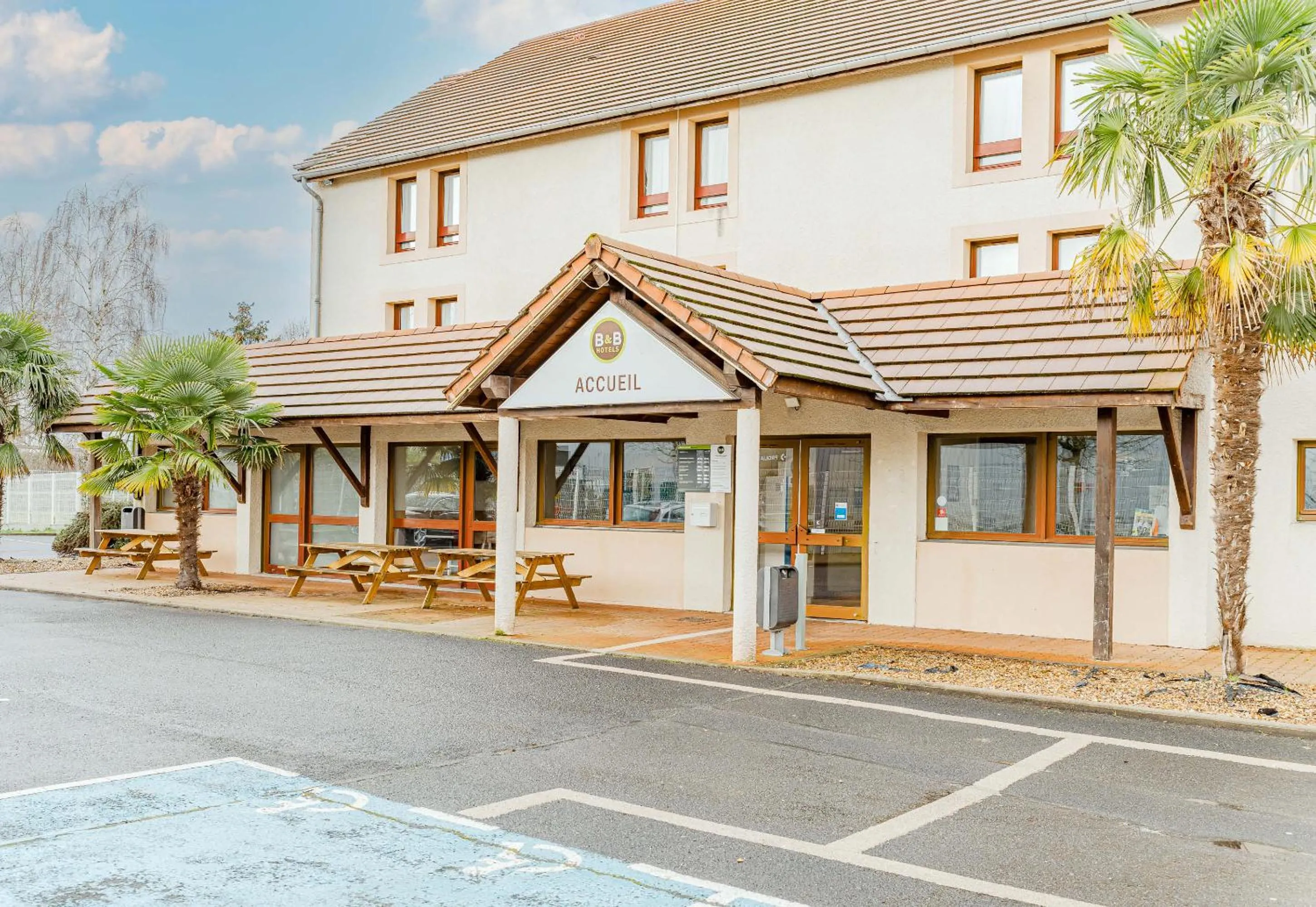 Facade/entrance in B&B HOTEL Chatellerault