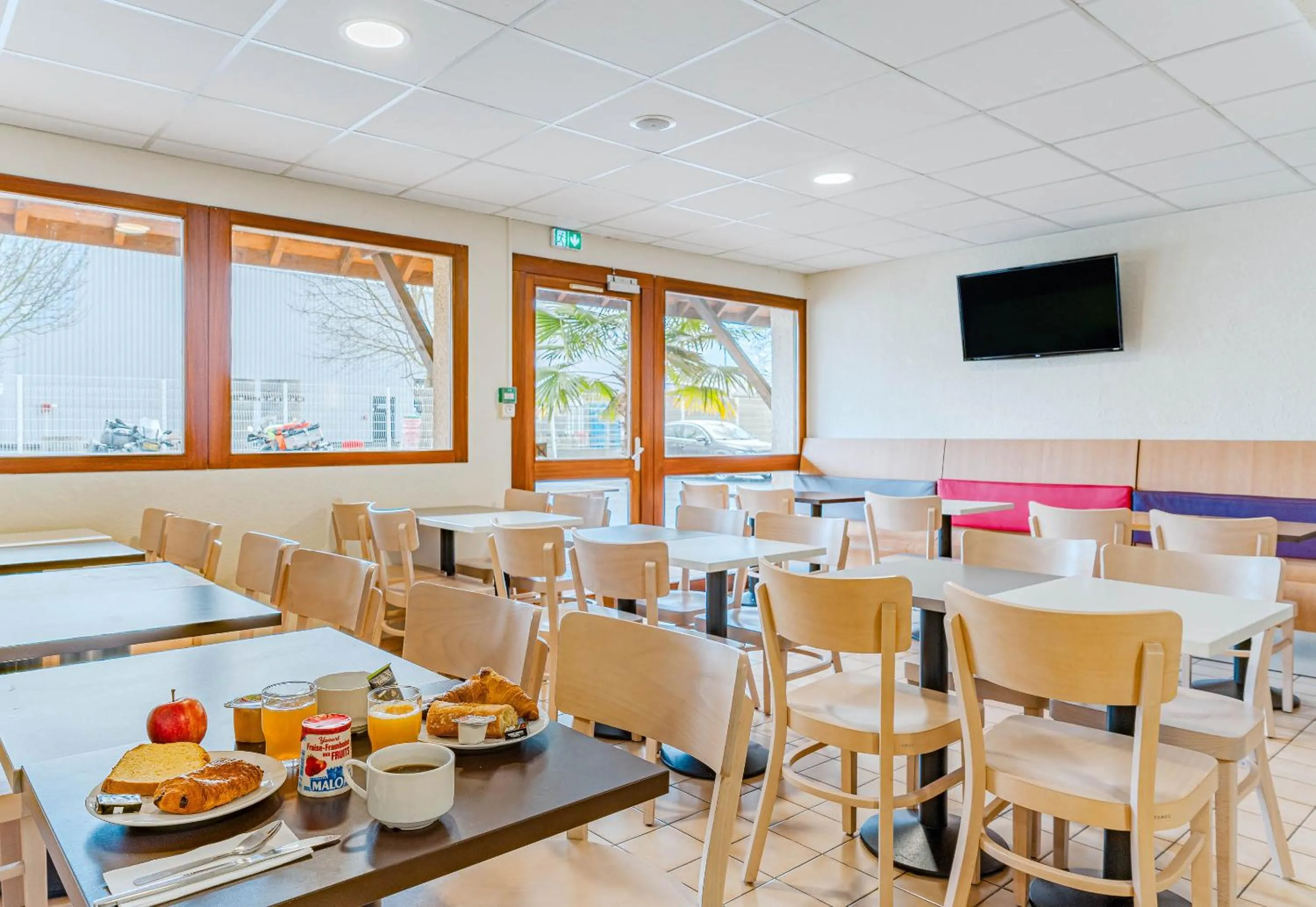 Restaurant/places to eat in B&B HOTEL Chatellerault