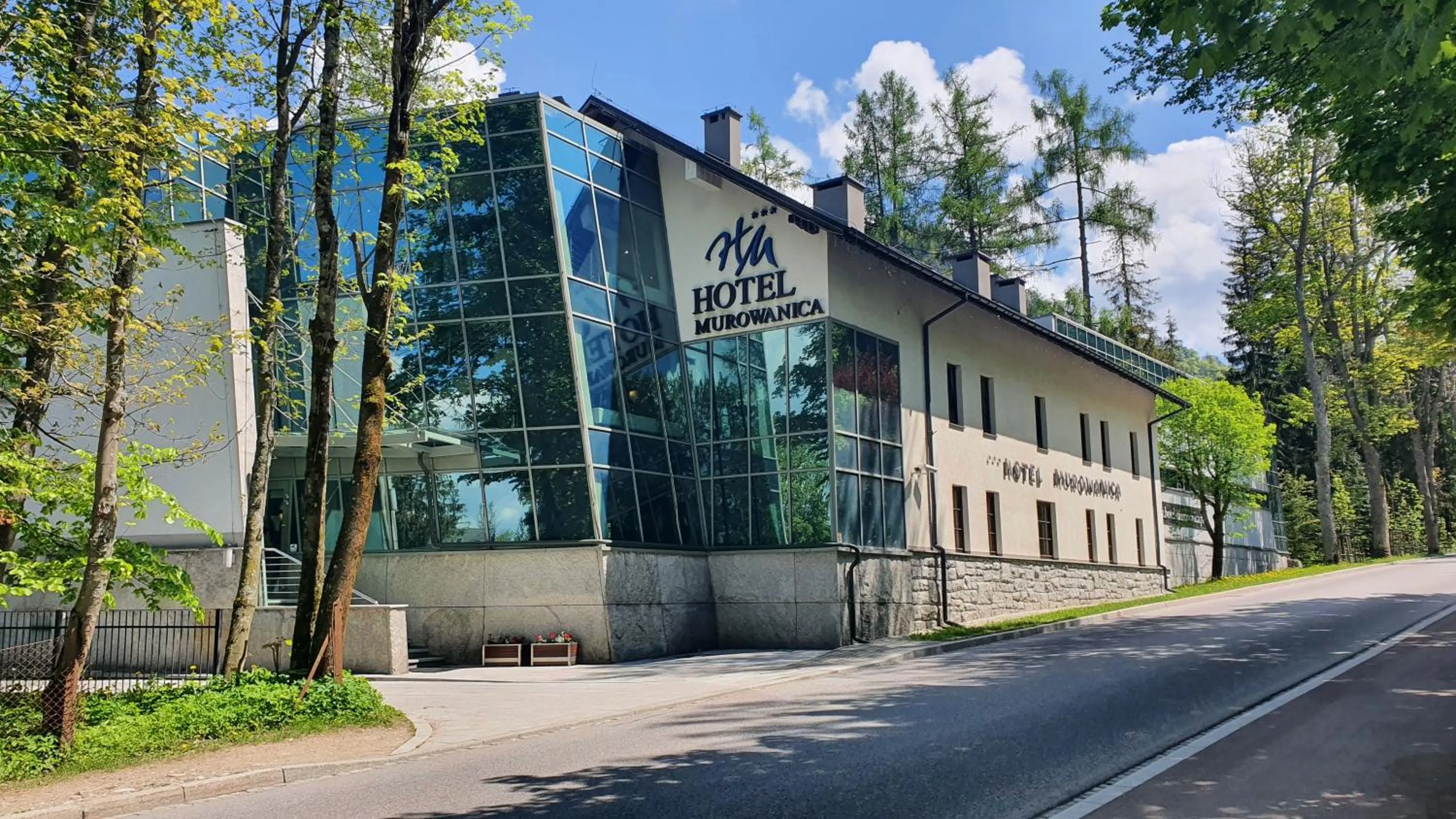 Property building in Hotel Murowanica