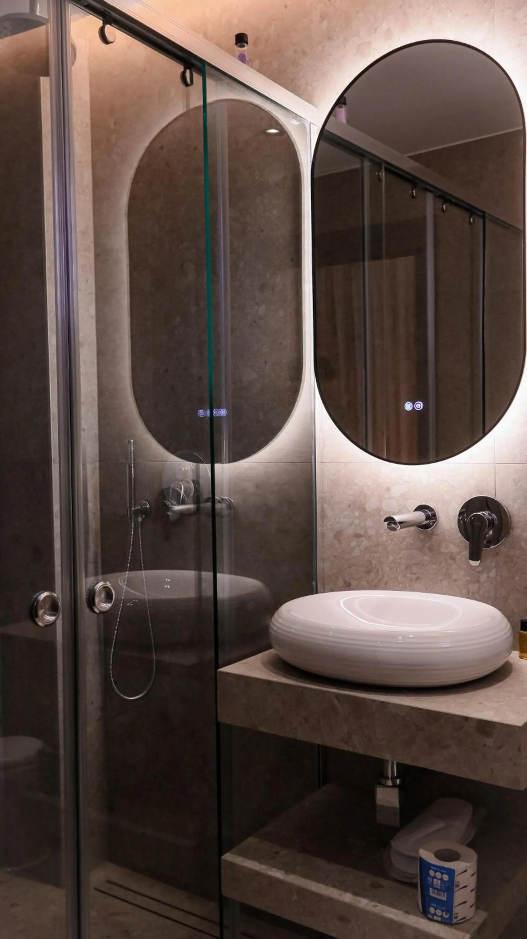 Shower in Hotel Castle