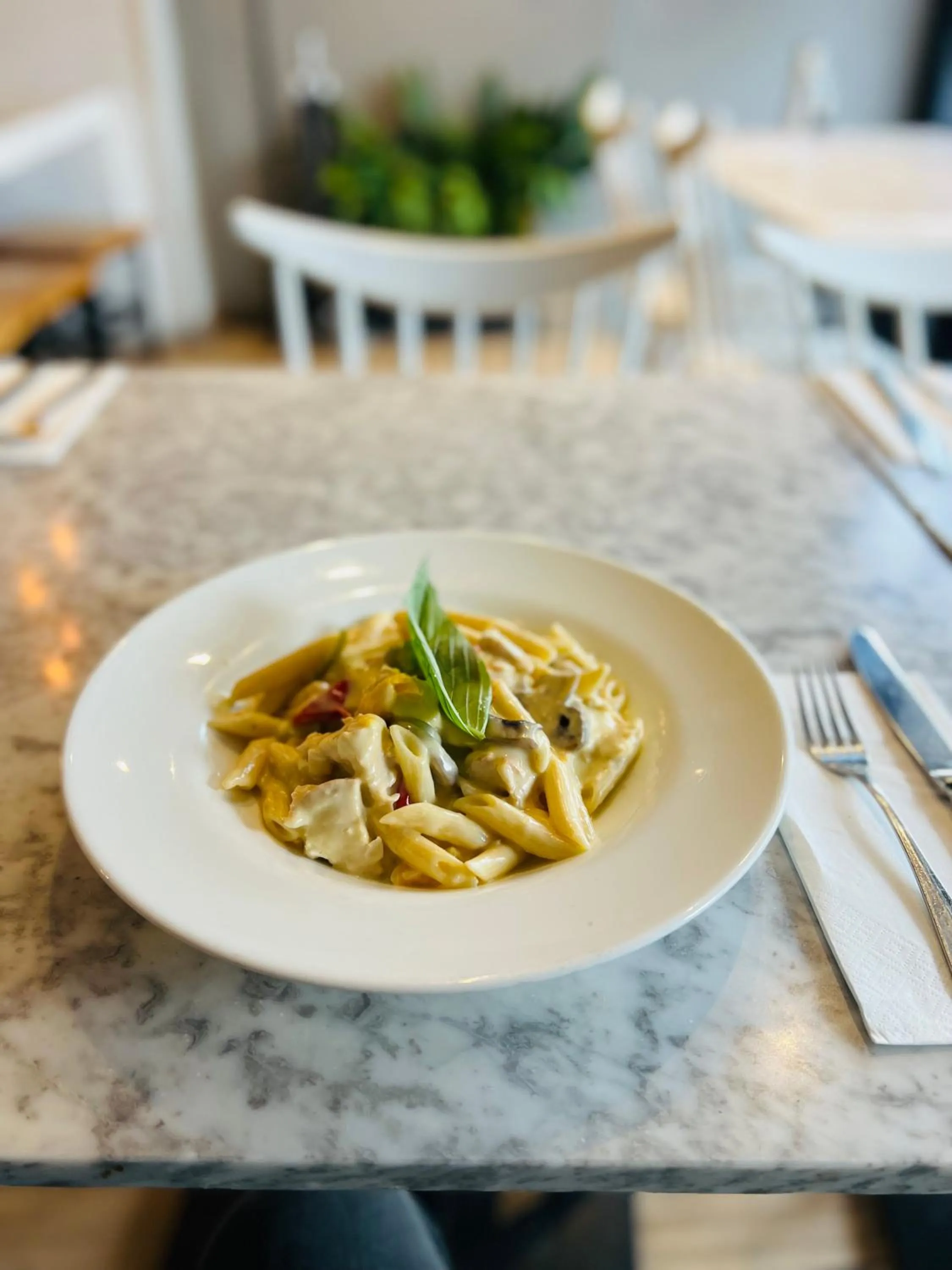 Restaurant/places to eat in Hotel 261