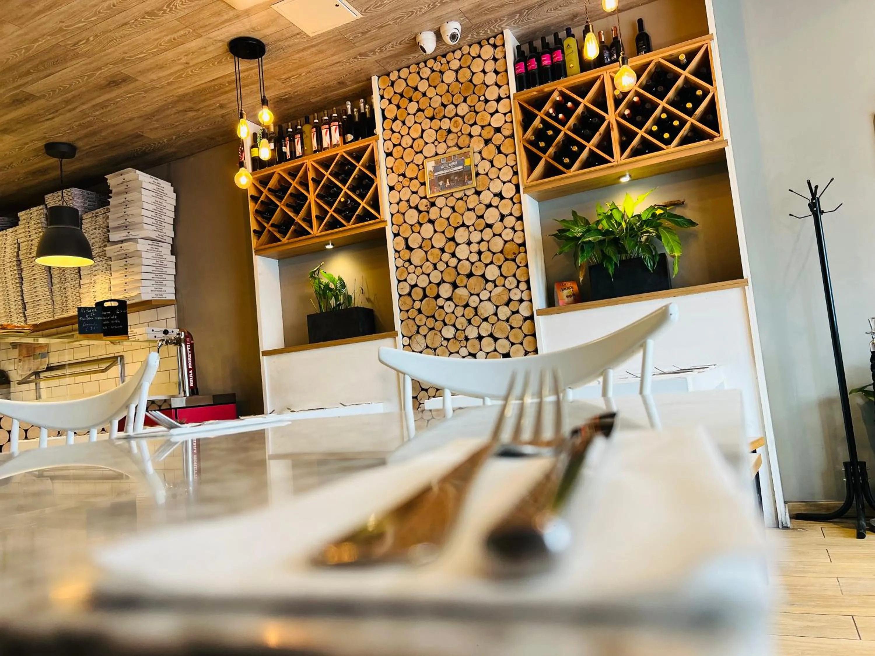 Restaurant/places to eat in Hotel 261