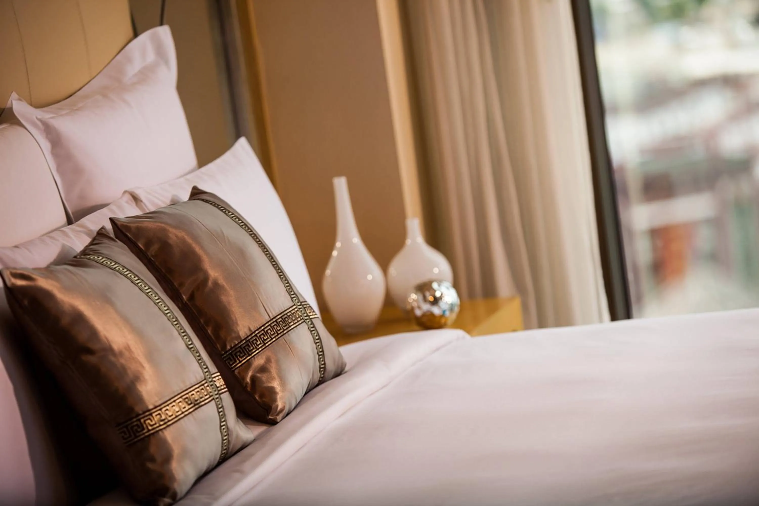 Photo of the whole room, Bed in Renaissance Shanghai Yu Garden Hotel on the Bund