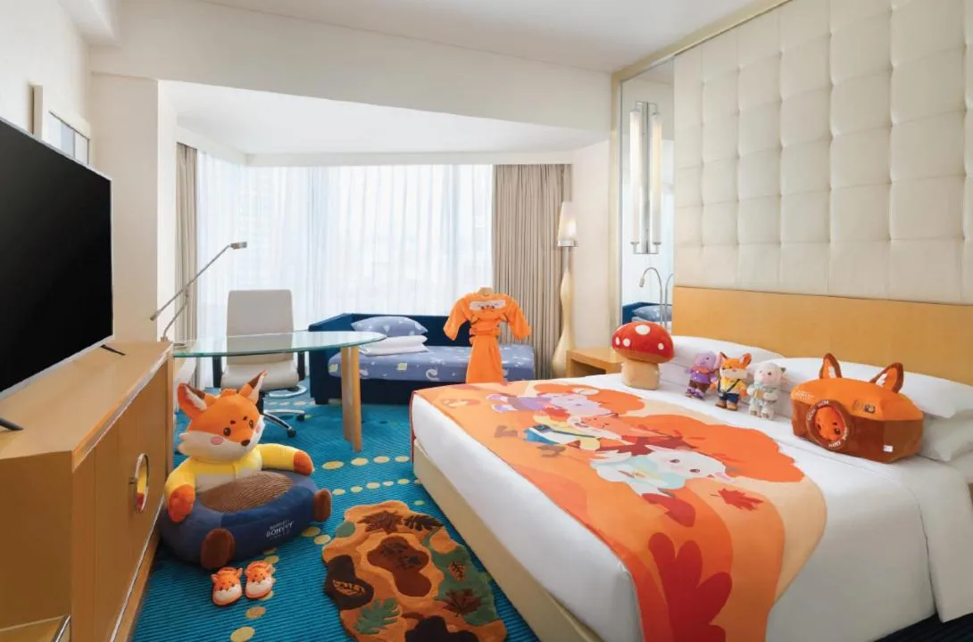 Photo of the whole room, Bed in Renaissance Shanghai Yu Garden Hotel on the Bund