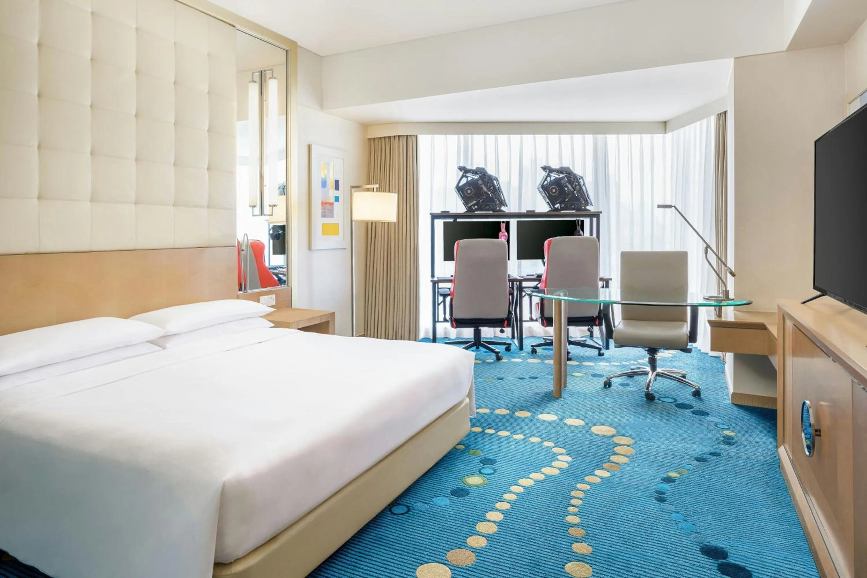 Photo of the whole room, Bed in Renaissance Shanghai Yu Garden Hotel on the Bund