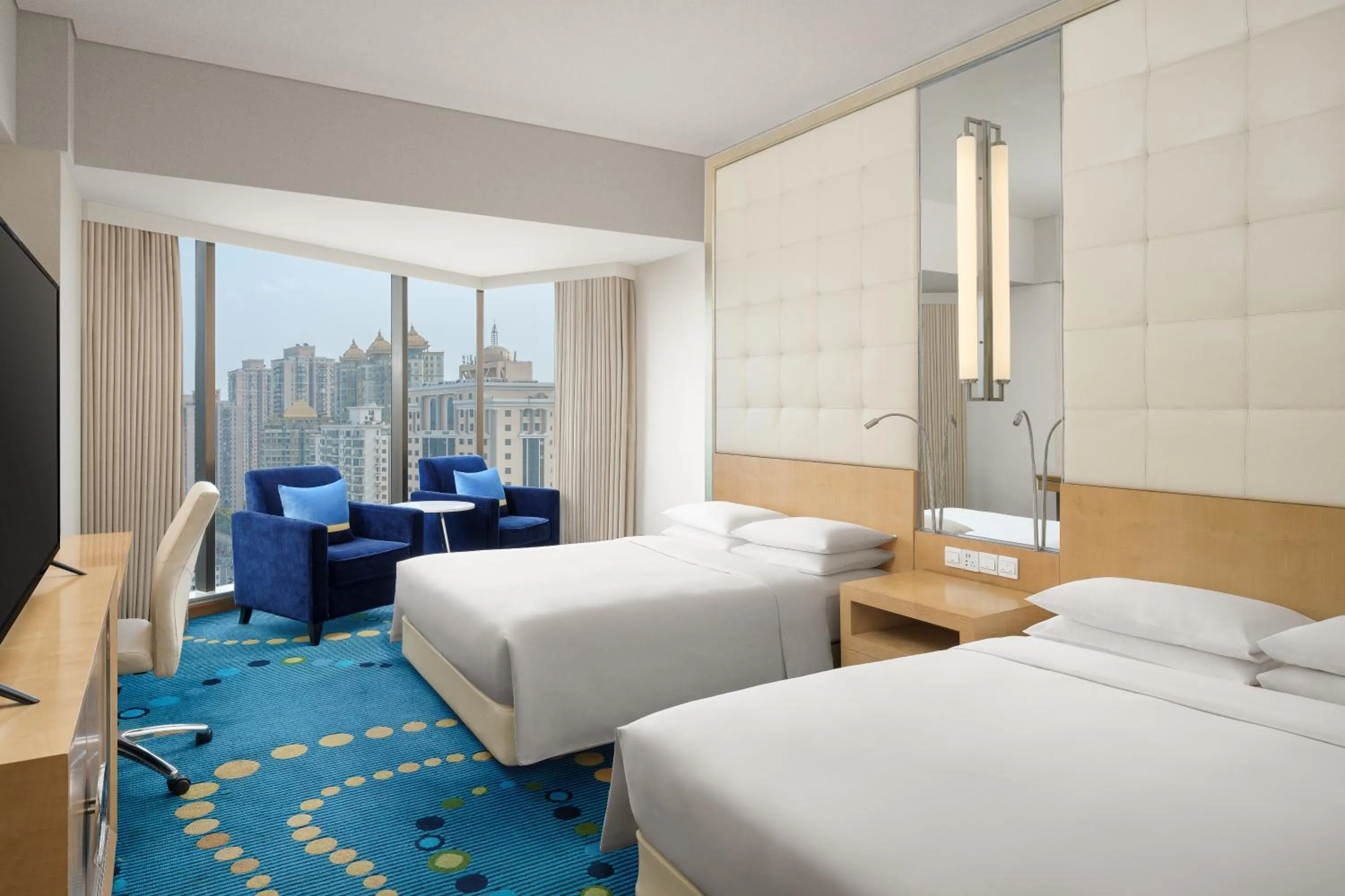 Photo of the whole room, Bed in Renaissance Shanghai Yu Garden Hotel on the Bund