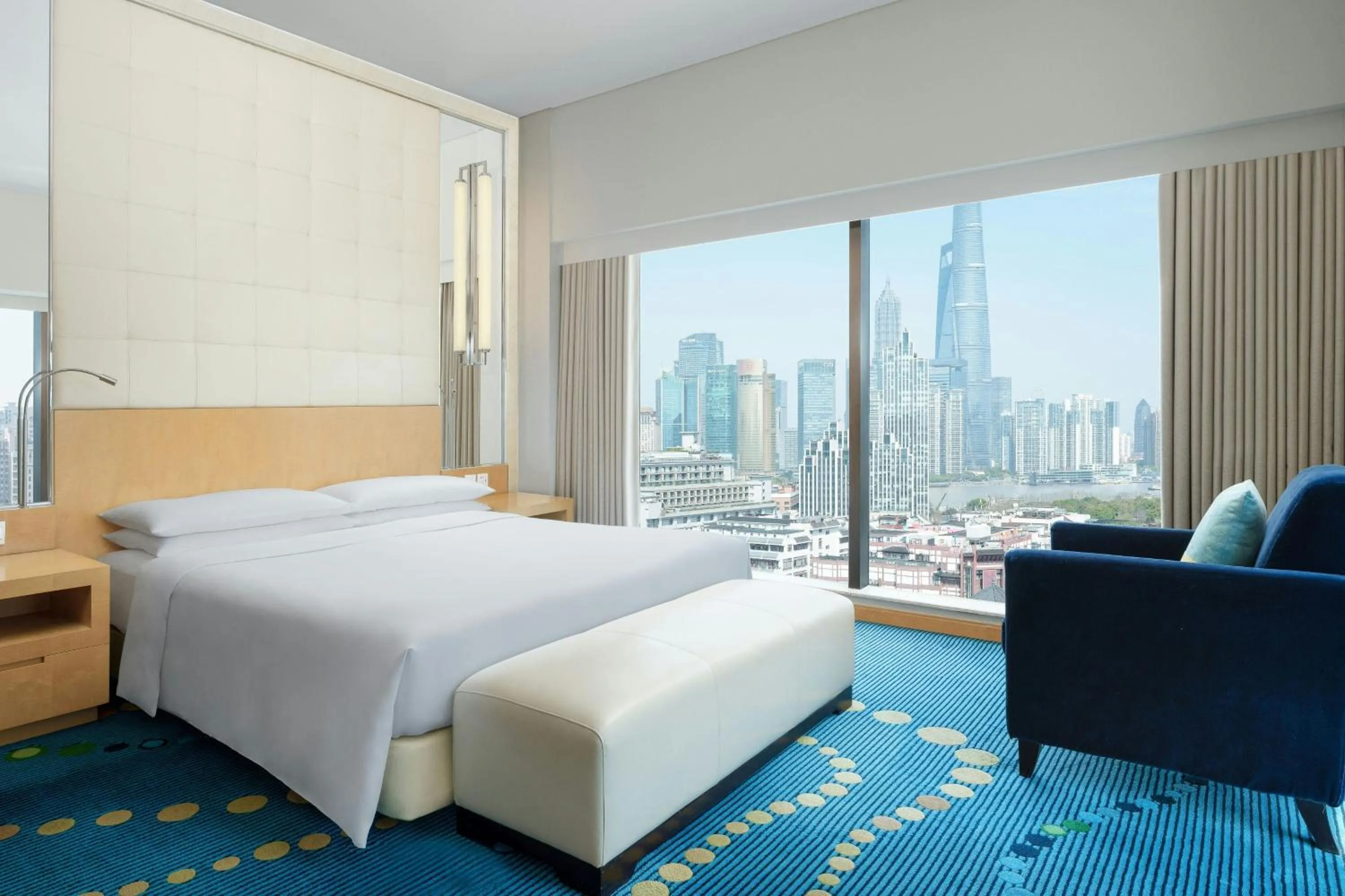 Photo of the whole room, Bed in Renaissance Shanghai Yu Garden Hotel on the Bund