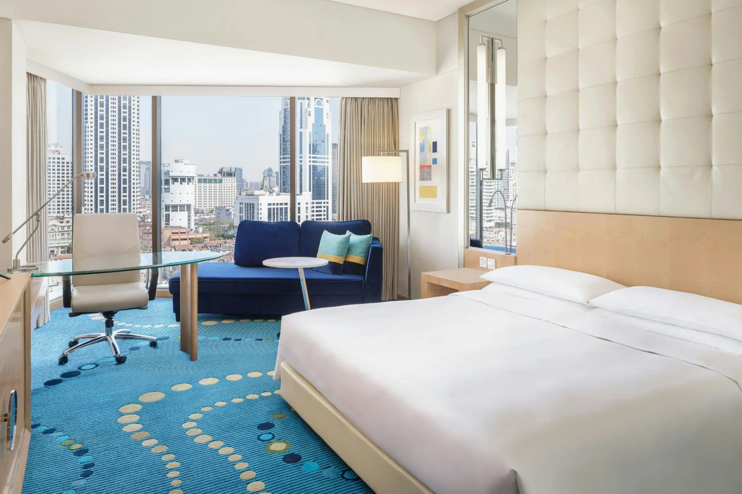 Photo of the whole room, Bed in Renaissance Shanghai Yu Garden Hotel on the Bund