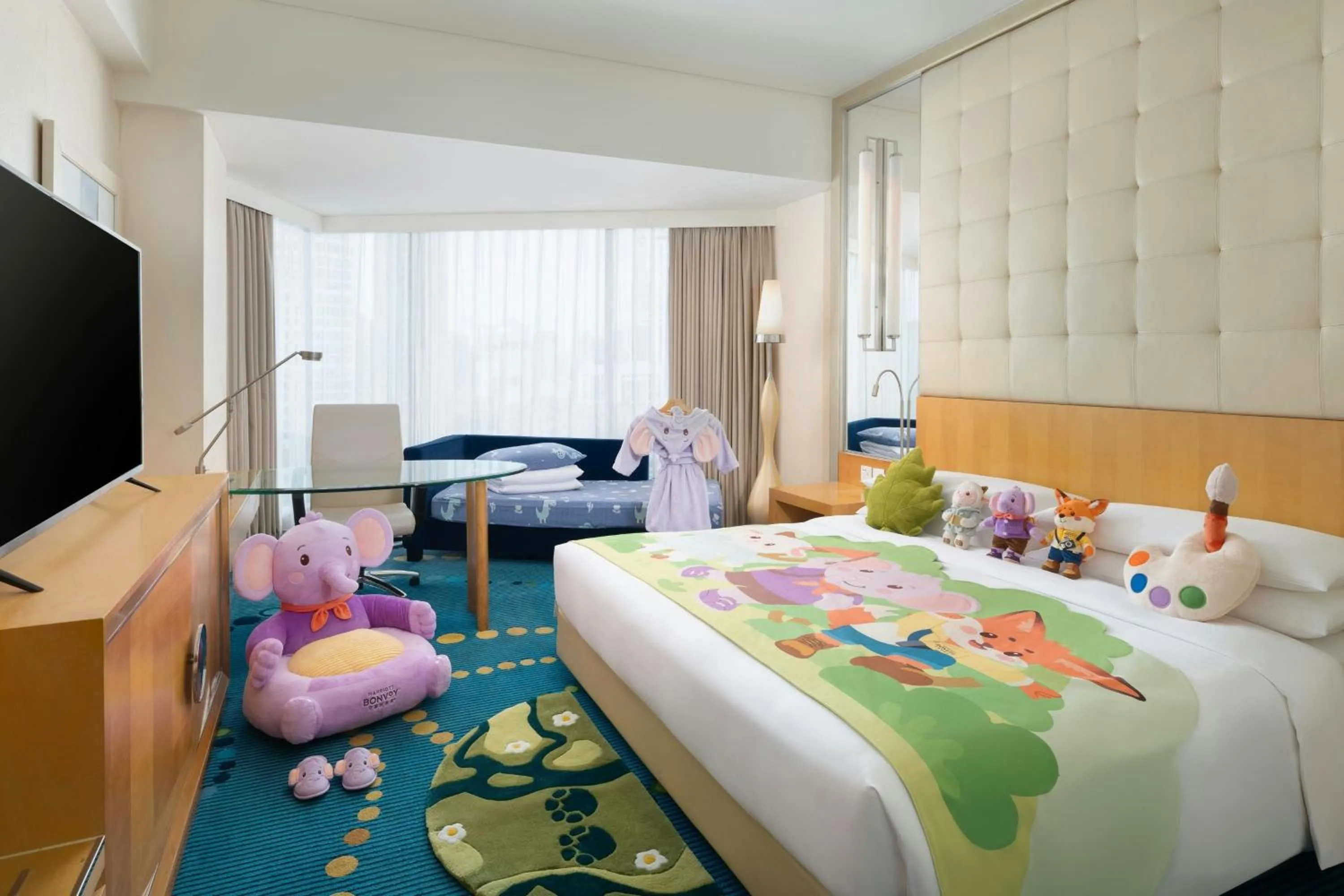 Photo of the whole room, Bed in Renaissance Shanghai Yu Garden Hotel on the Bund