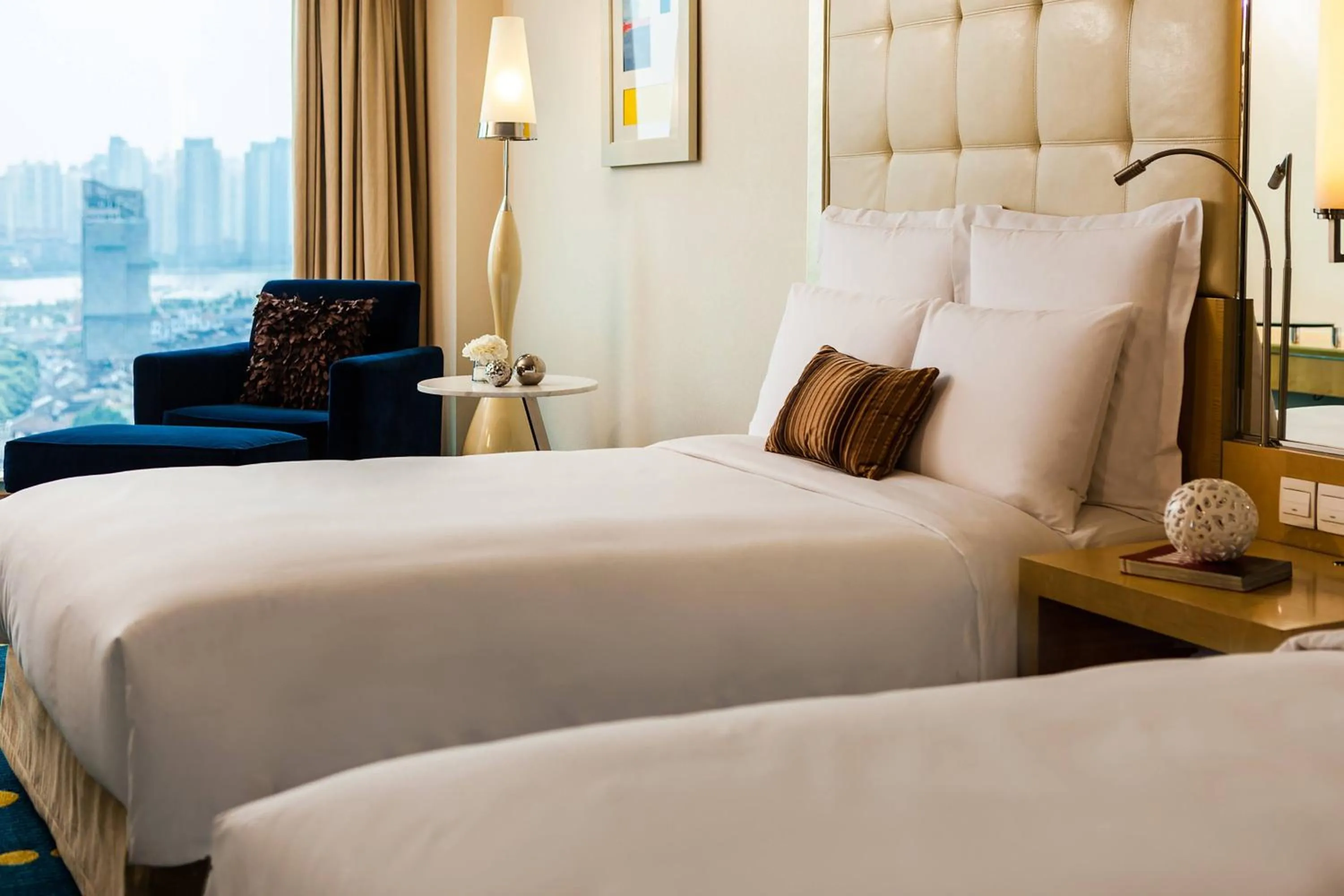 Photo of the whole room, Bed in Renaissance Shanghai Yu Garden Hotel on the Bund