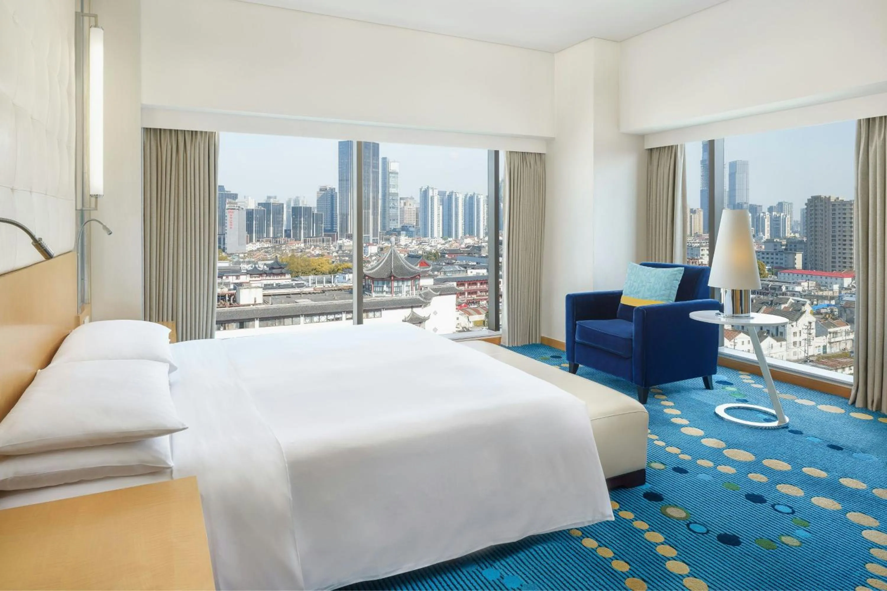 Photo of the whole room, Bed in Renaissance Shanghai Yu Garden Hotel on the Bund