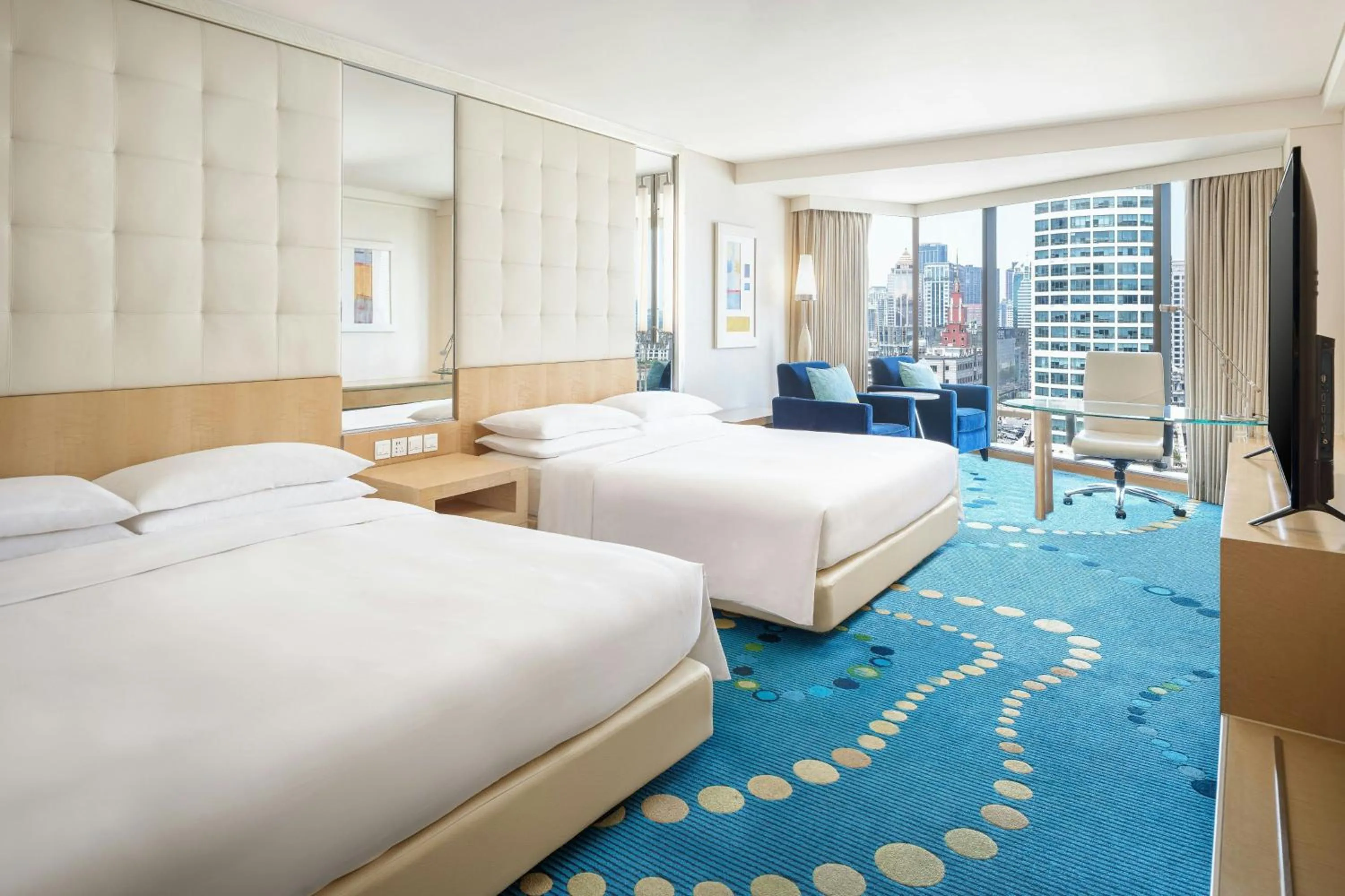 Photo of the whole room, Bed in Renaissance Shanghai Yu Garden Hotel on the Bund