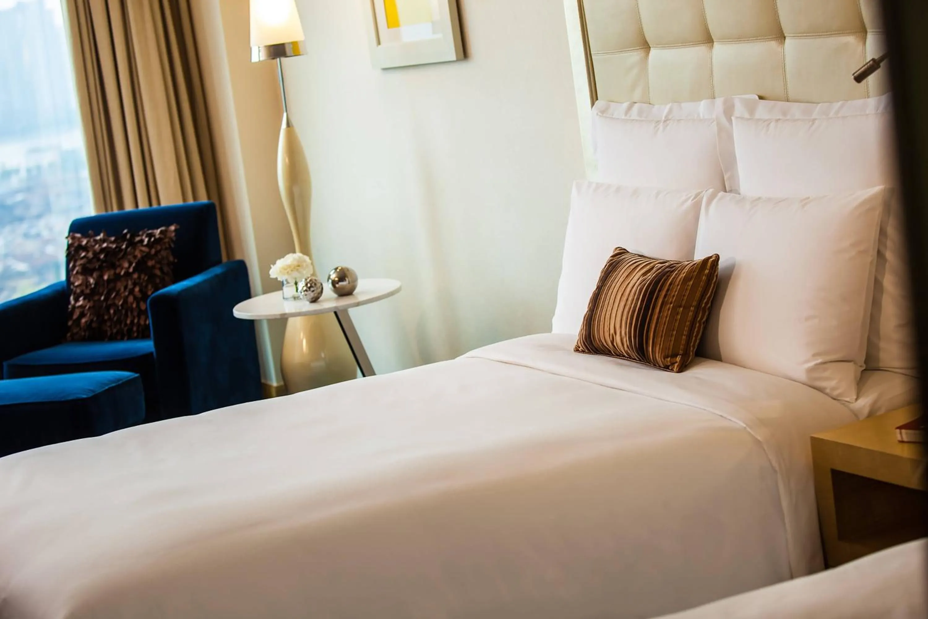 Photo of the whole room, Bed in Renaissance Shanghai Yu Garden Hotel on the Bund