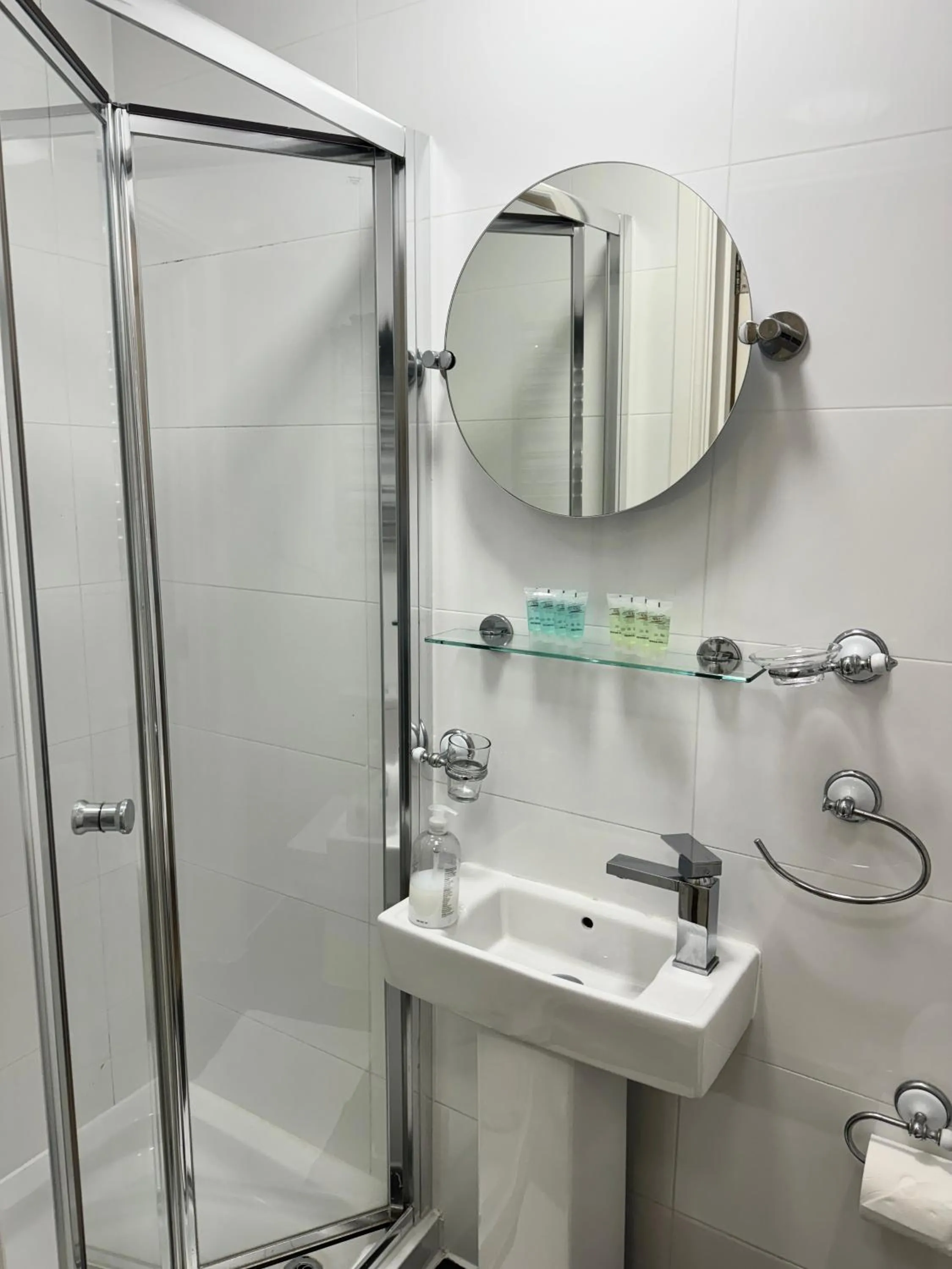 Shower in ABC Hyde Park Hotel