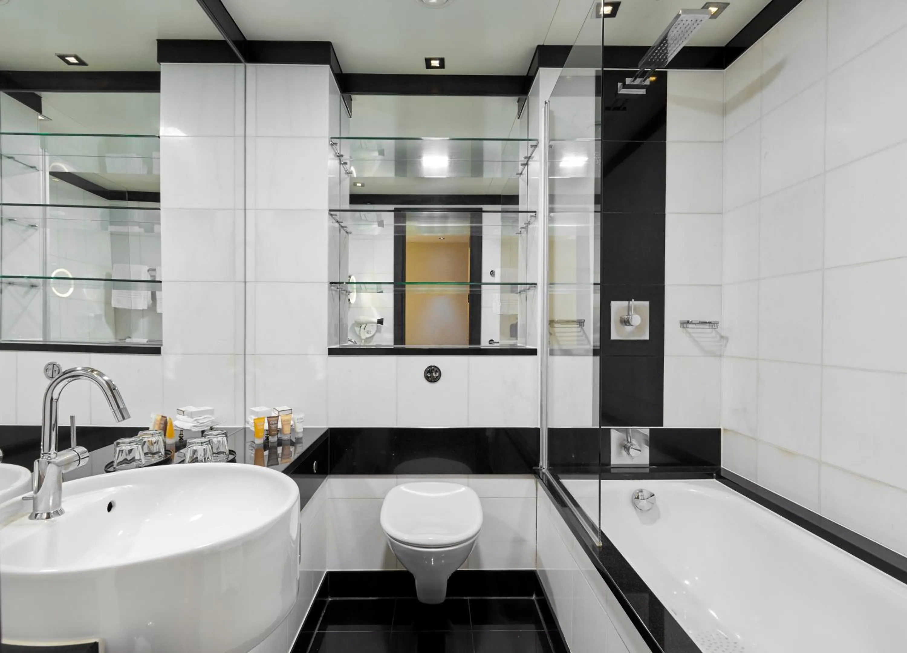 Bathroom in Leonardo Royal London St Paul’s