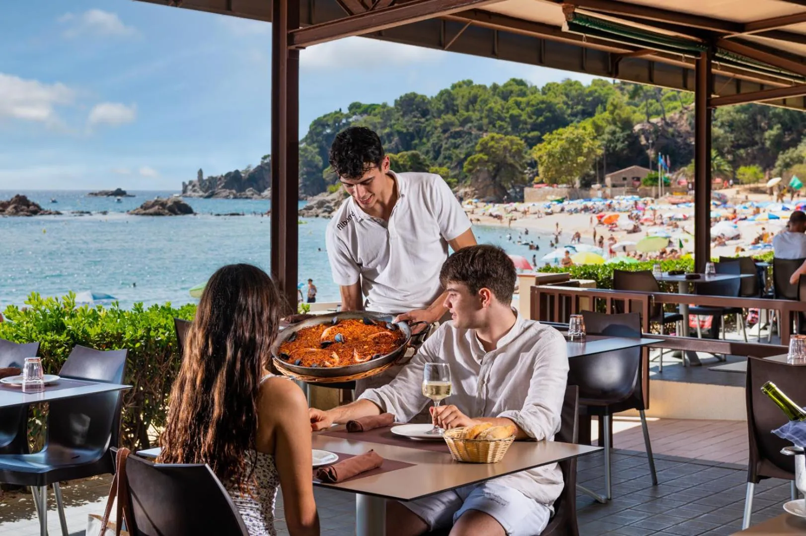 Restaurant/places to eat in Albamar Apartaments