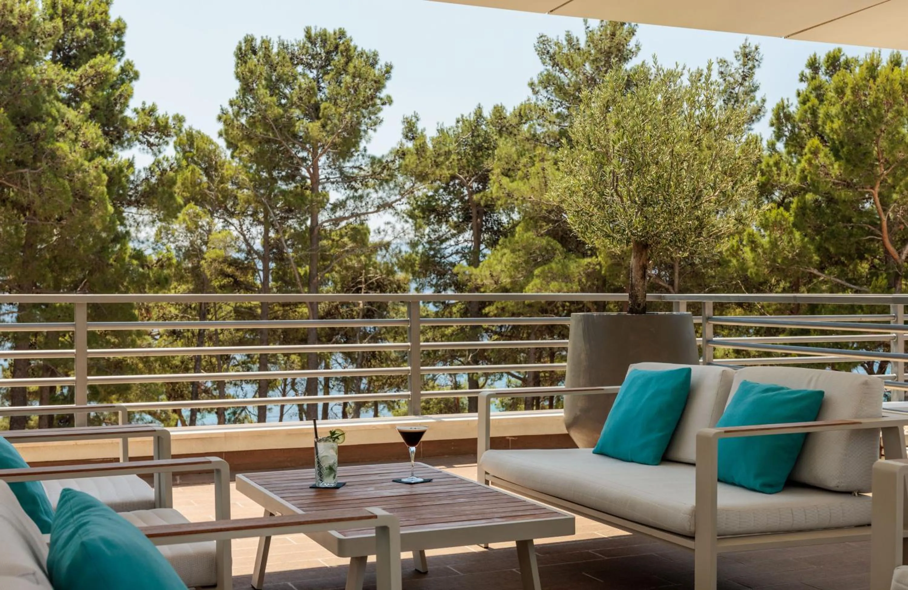 Lounge or bar in Bluesun Hotel Elaphusa