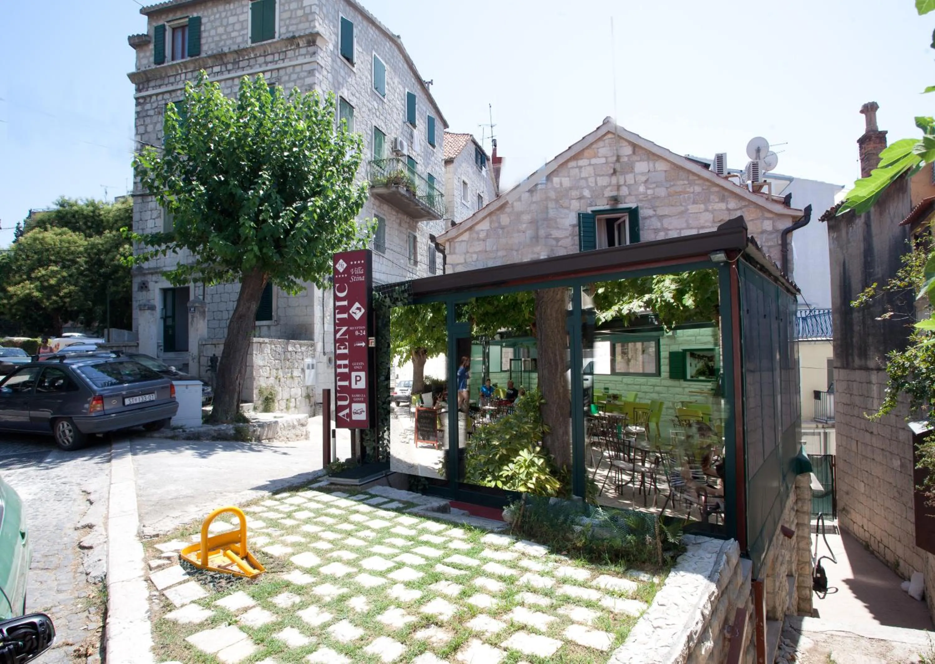 Facade/entrance in Authentic Luxury Rooms
