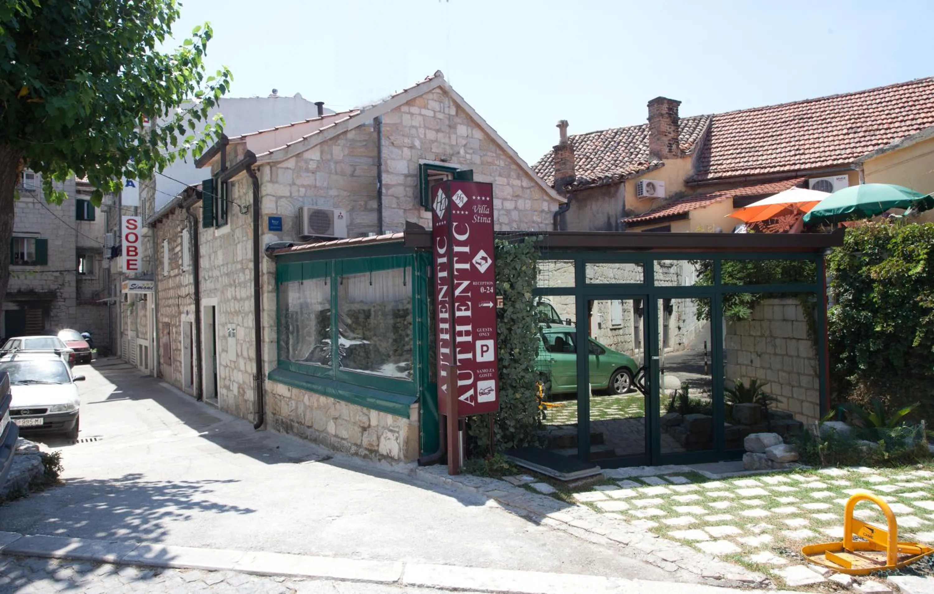 Facade/entrance in Authentic Luxury Rooms