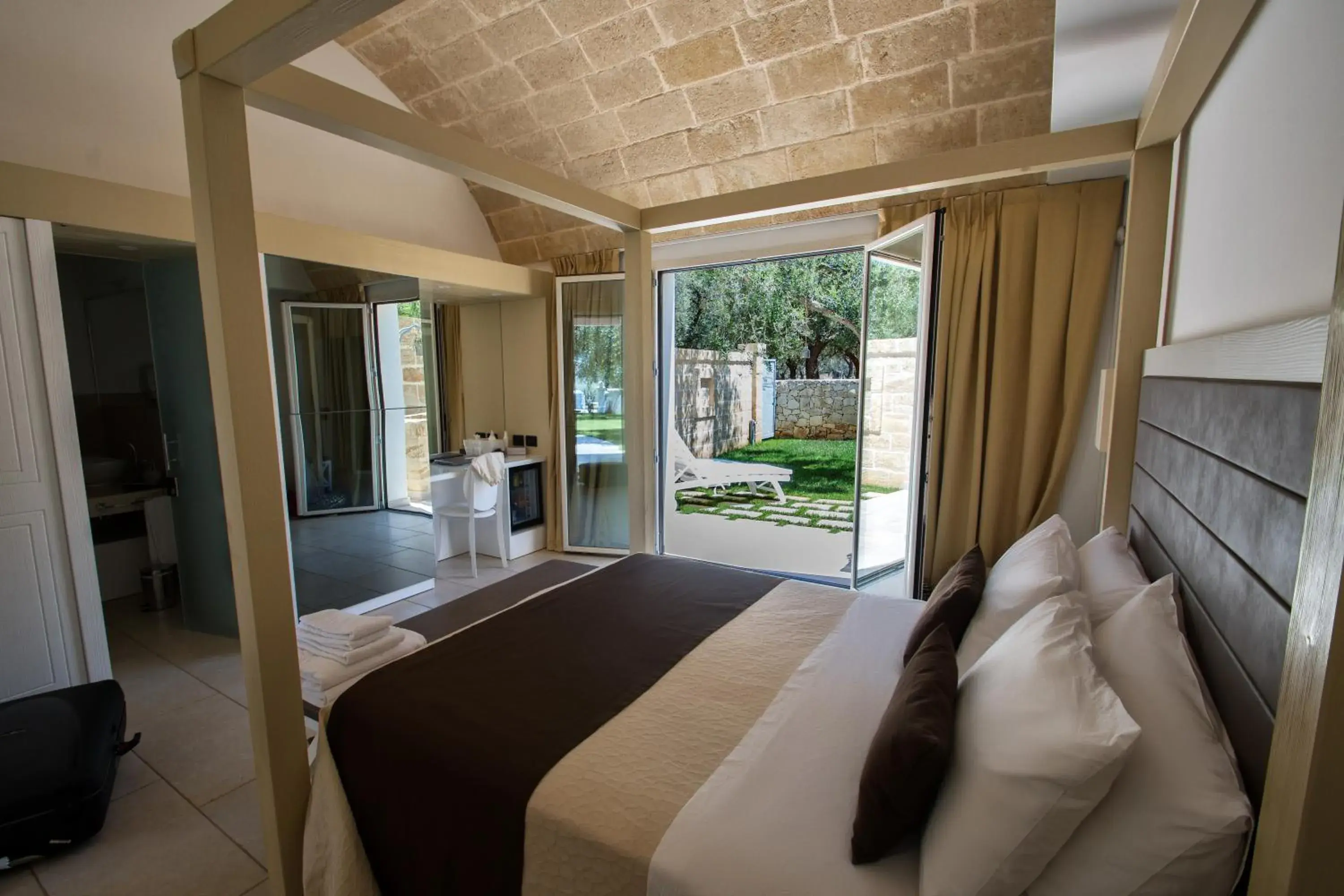 Deluxe Double Room with Private Garden in Masseria Muntibianchi AgriResort Restaurant & SPA Deluxe Double Room with Private Garden in Masseria Muntibianchi AgriResort Restaurant & SPA