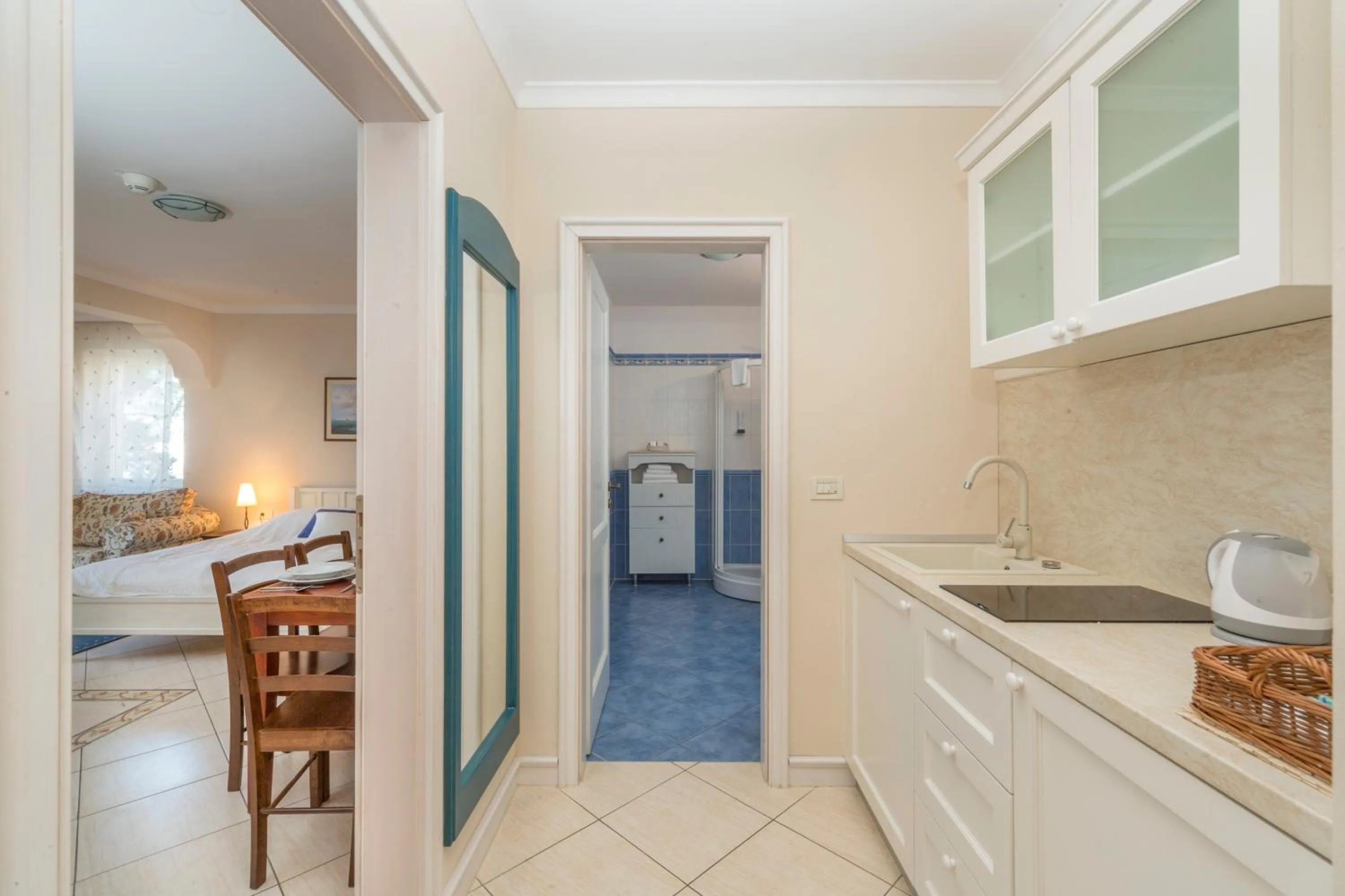 Kitchen or kitchenette, Bed in Hotel Abalone