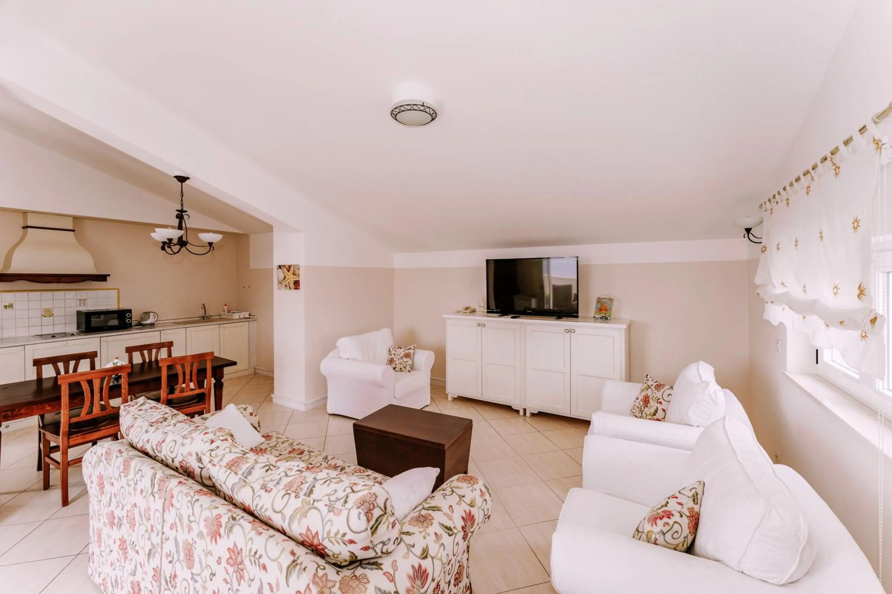 TV and multimedia in Hotel Abalone