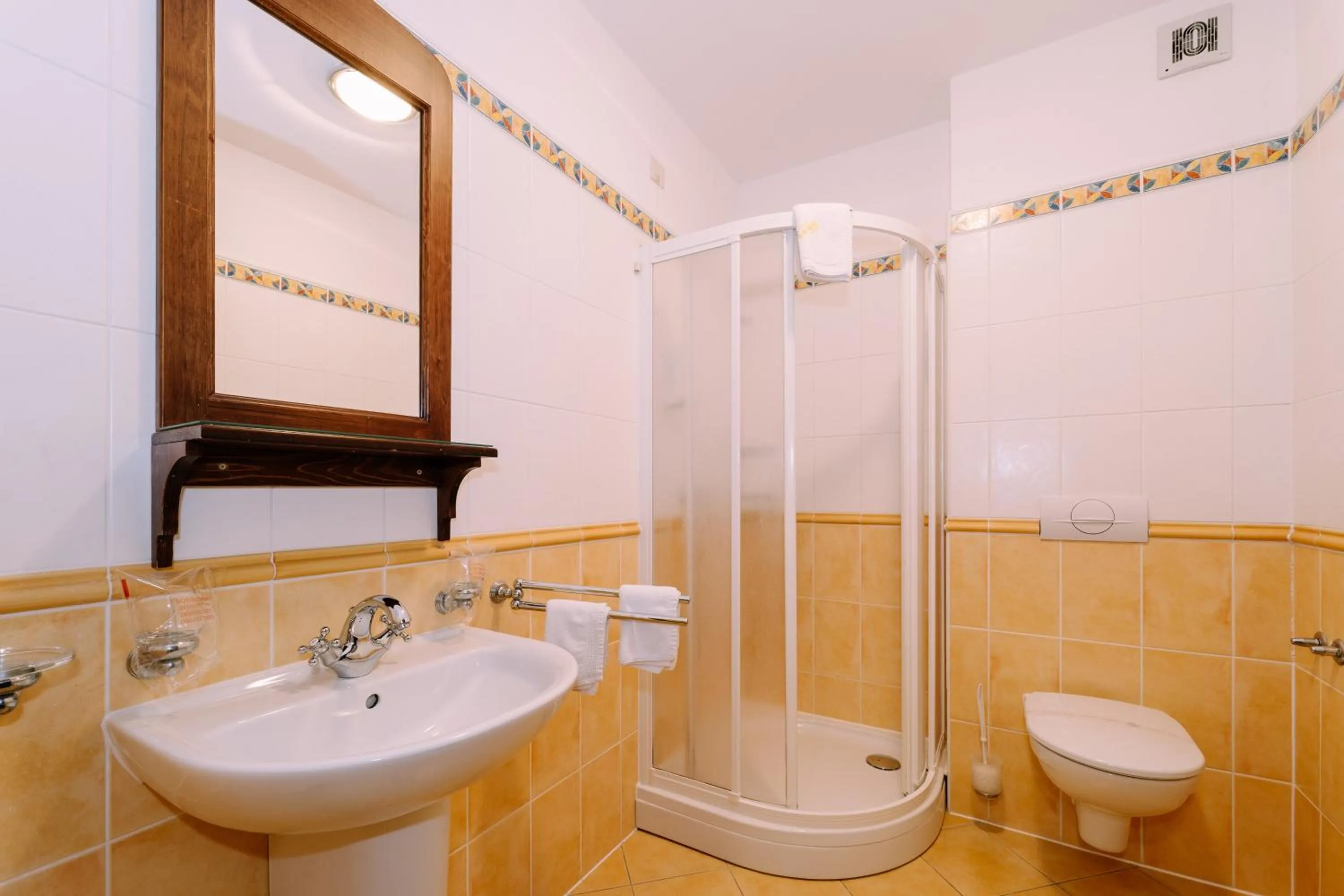 Shower in Hotel Abalone