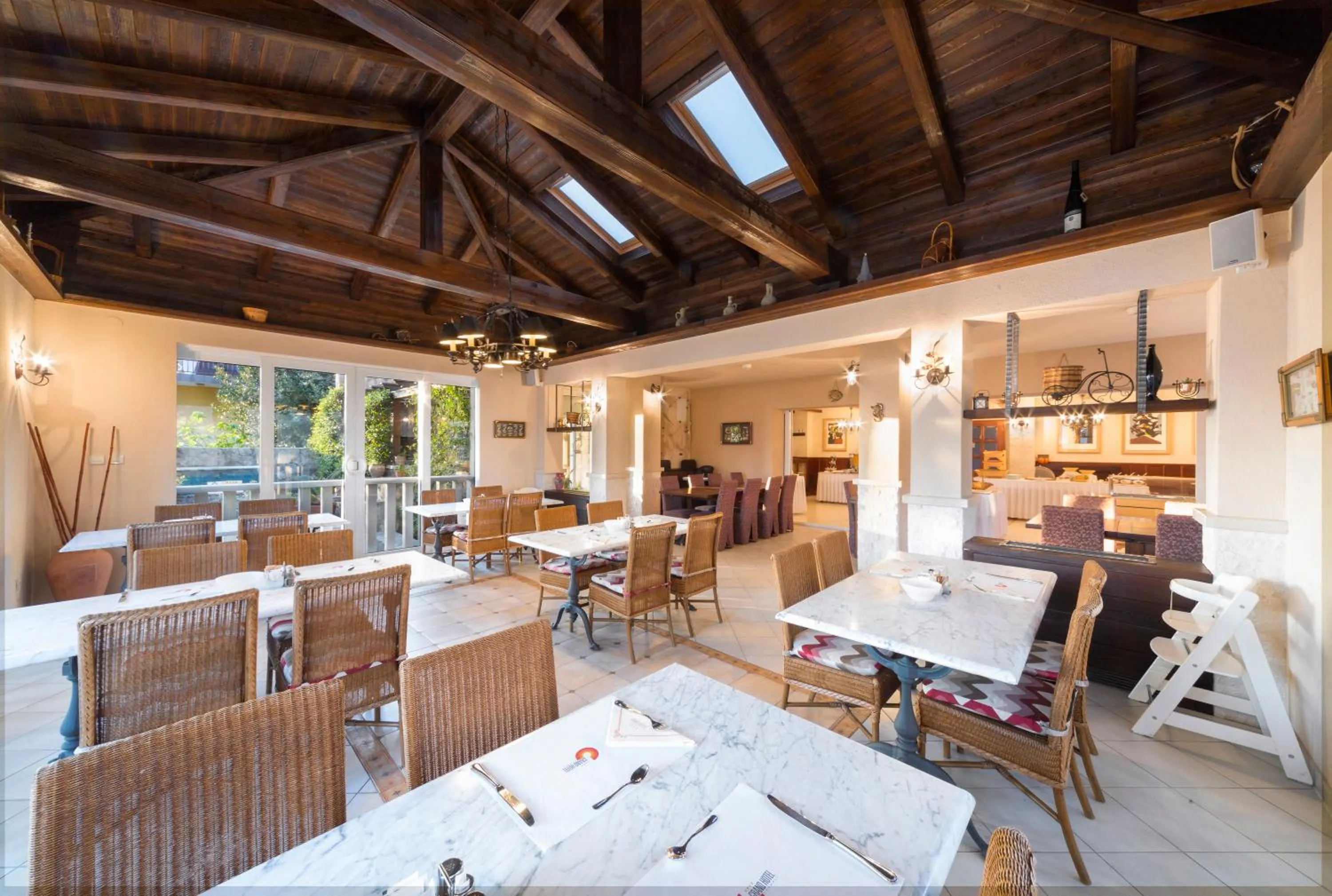 Restaurant/places to eat in Hotel Abalone