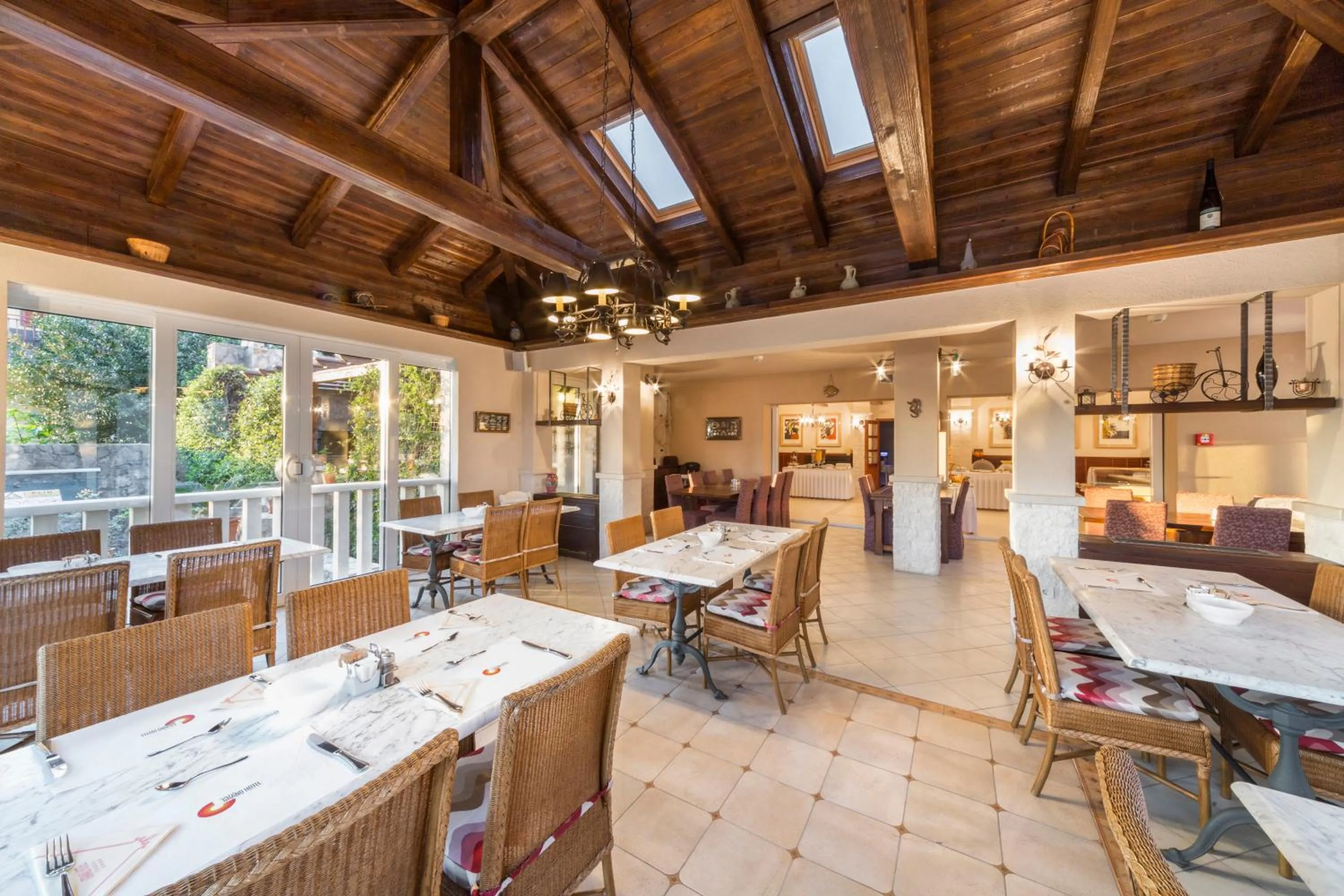 Restaurant/places to eat in Hotel Abalone