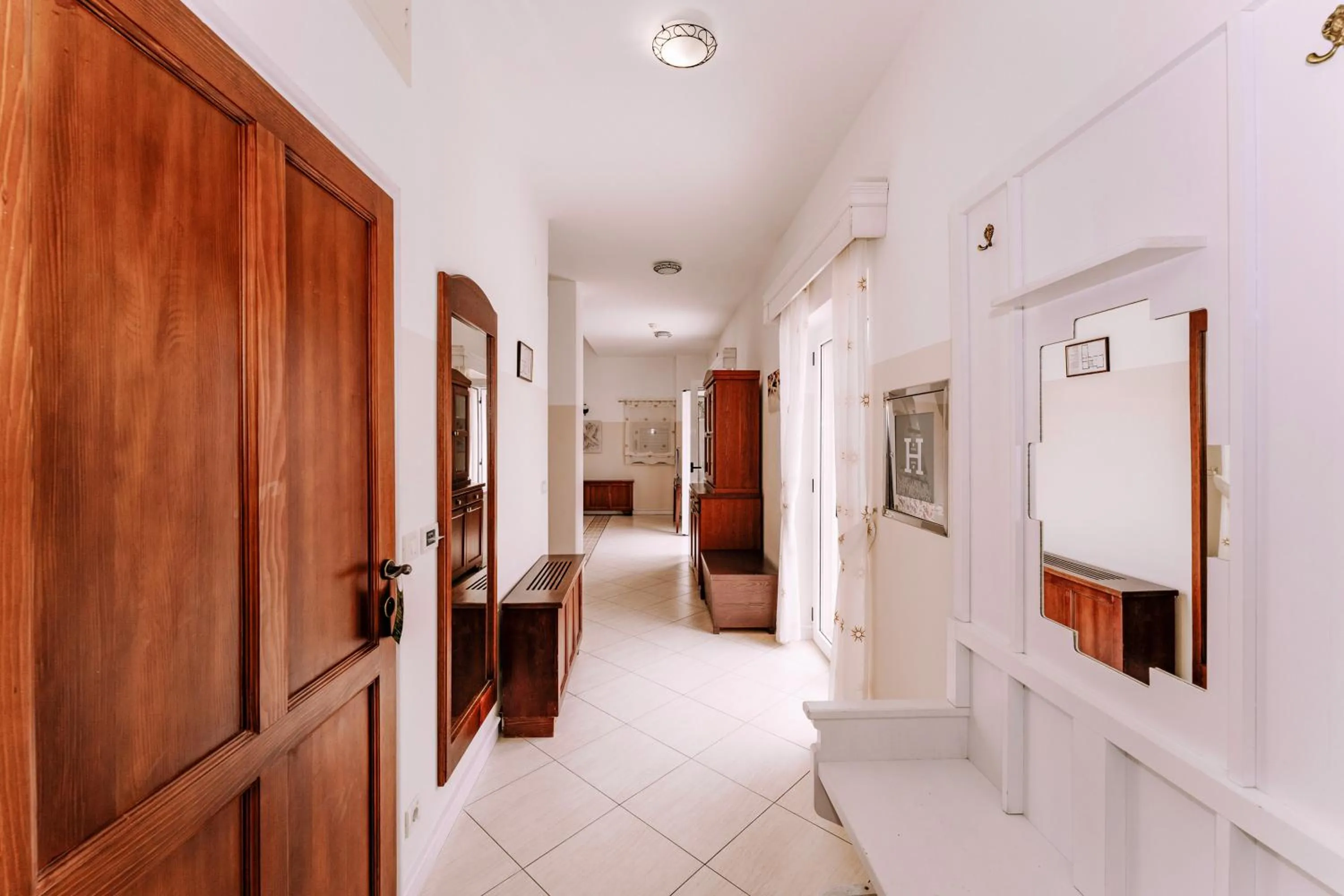 Photo of the whole room in Hotel Abalone