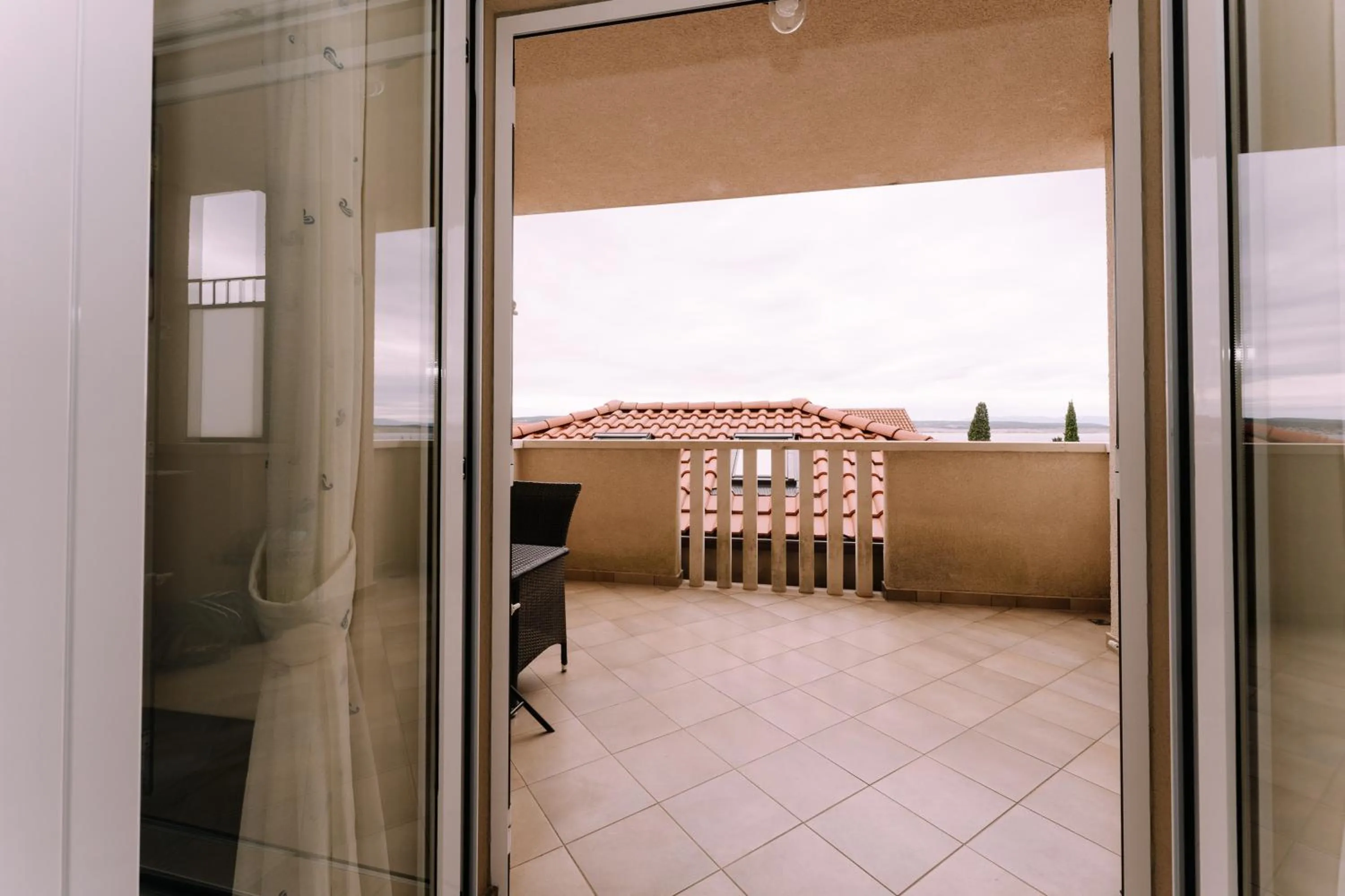 Photo of the whole room in Hotel Abalone