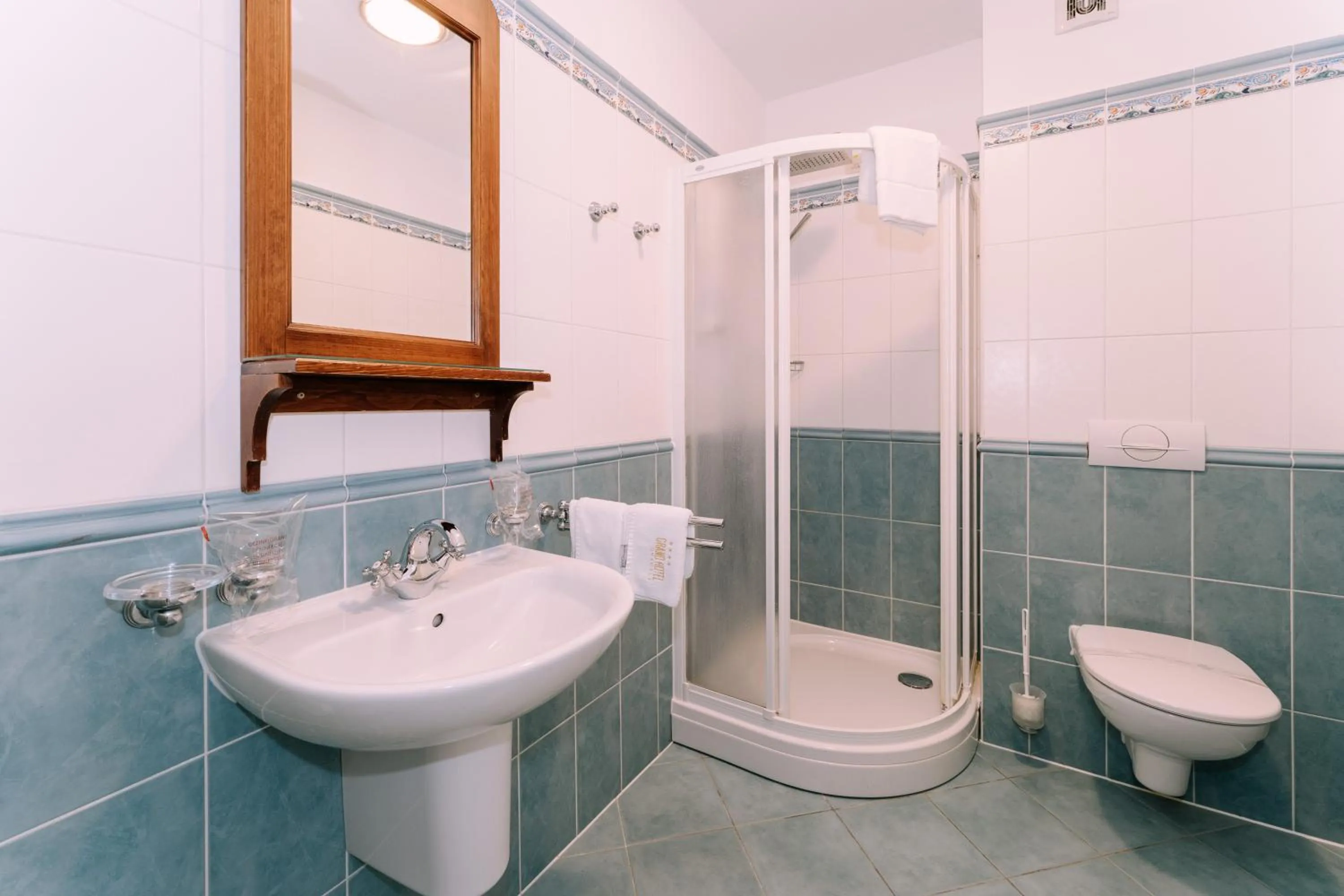 Shower in Hotel Abalone